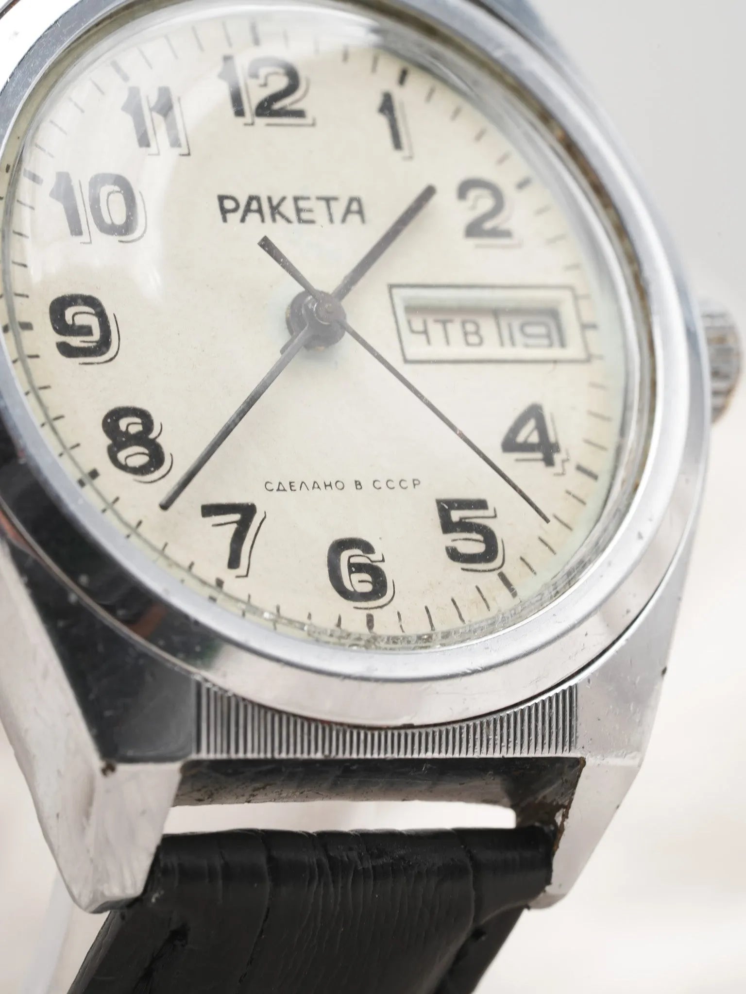 Raketa - Acier Daydate Creme - 1970s - Atelier Victor Paris - Vintage Watch Shop Dubai
