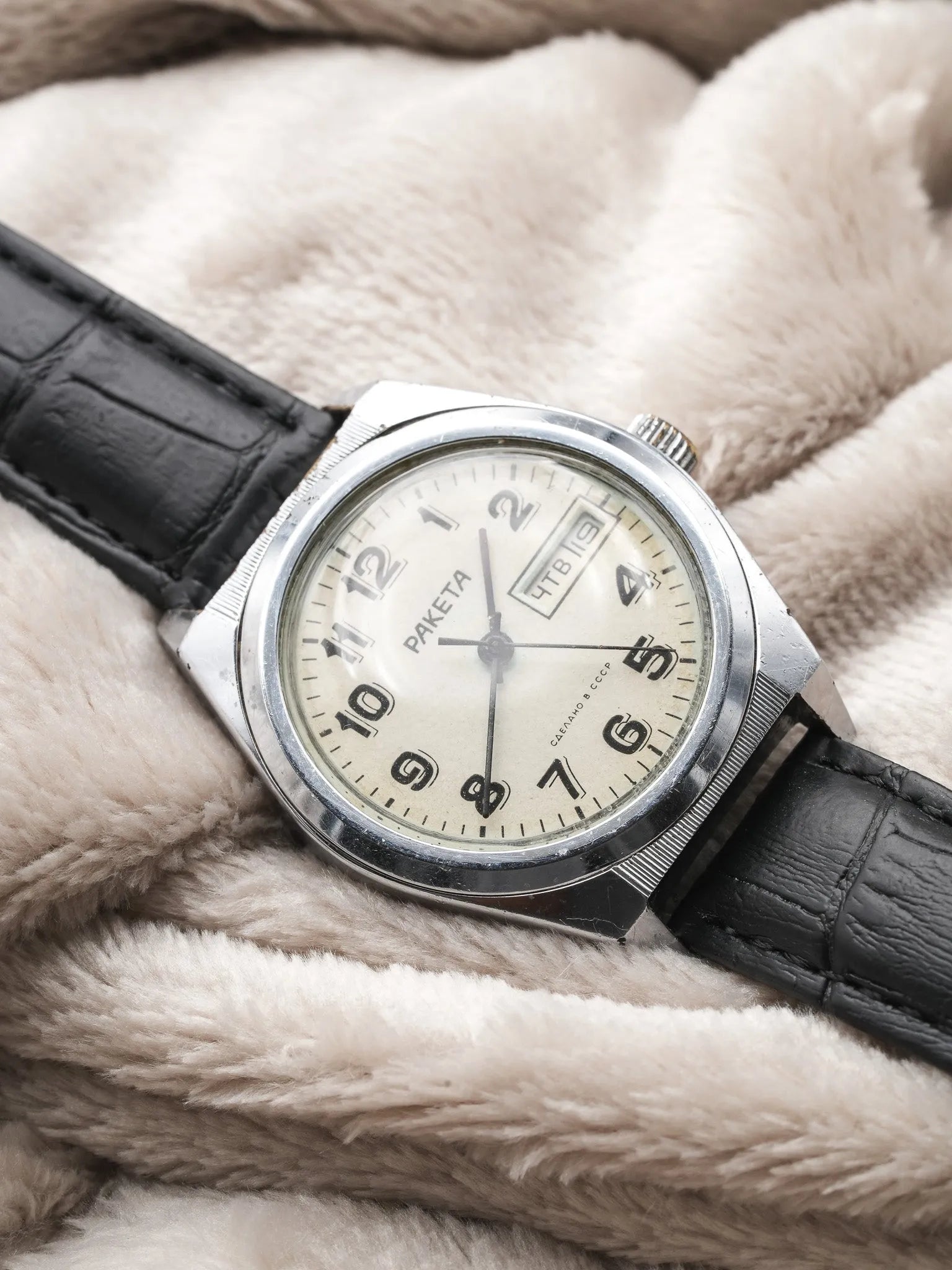 Raketa - Acier Daydate Creme - 1970s - Atelier Victor Paris - Vintage Watch Shop Dubai