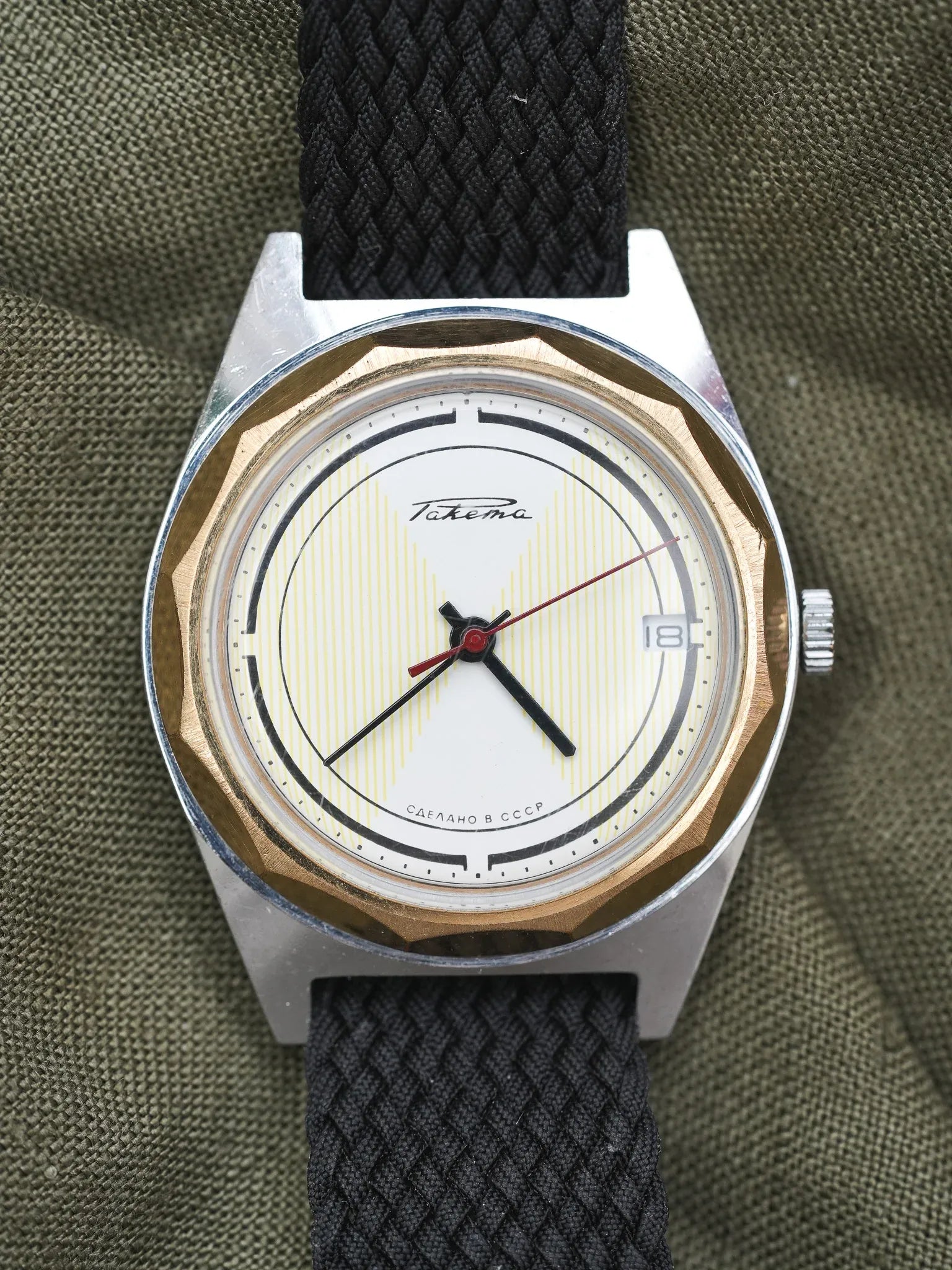 Raketa - Acier Or Cadran Blanc Tapissé Trotteuse Rouge - 1970s - Atelier Victor