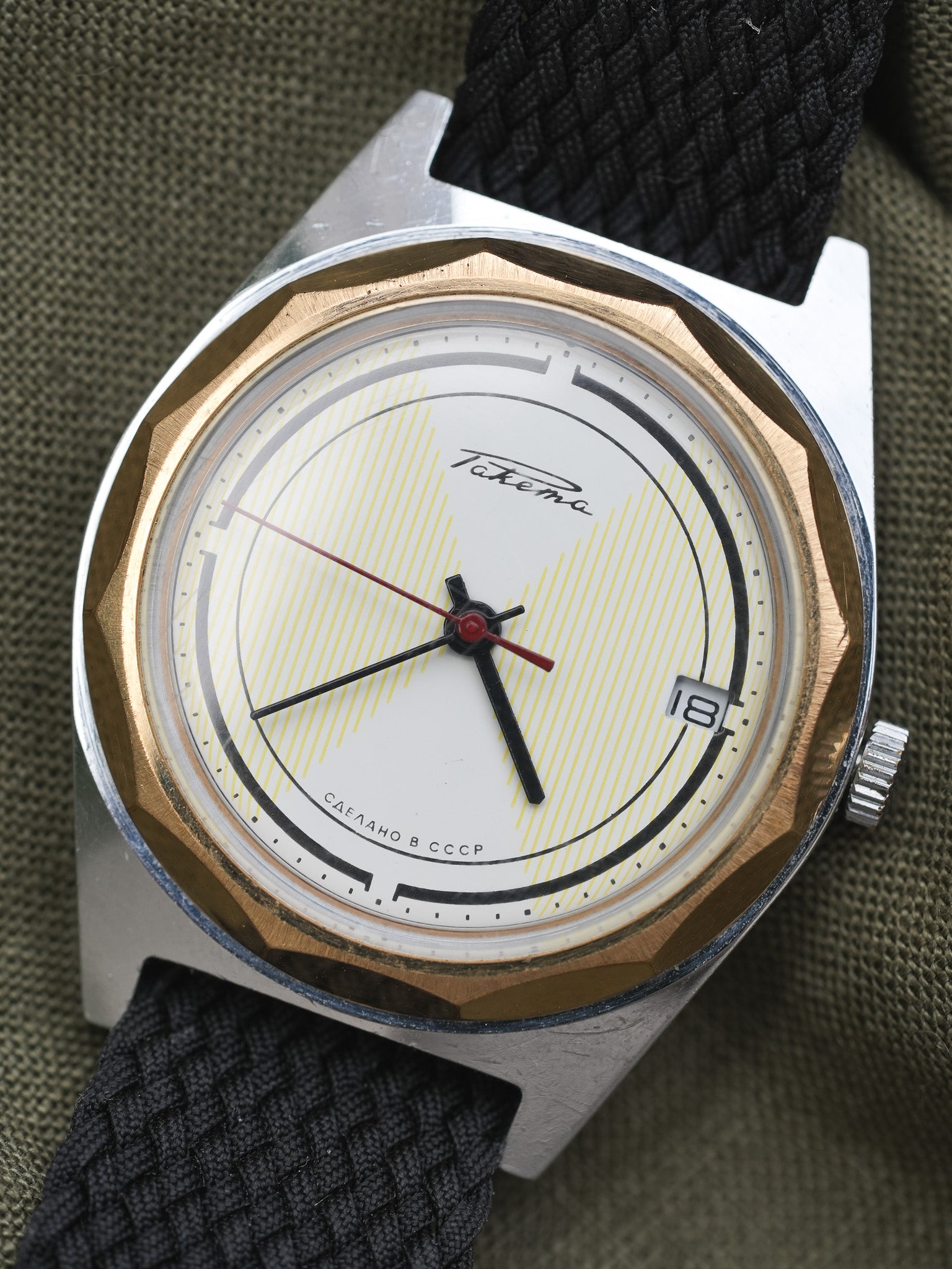 Raketa - Acier Or Cadran Blanc Tapissé Trotteuse Rouge - 1970s - Atelier Victor - Vintage  Shop