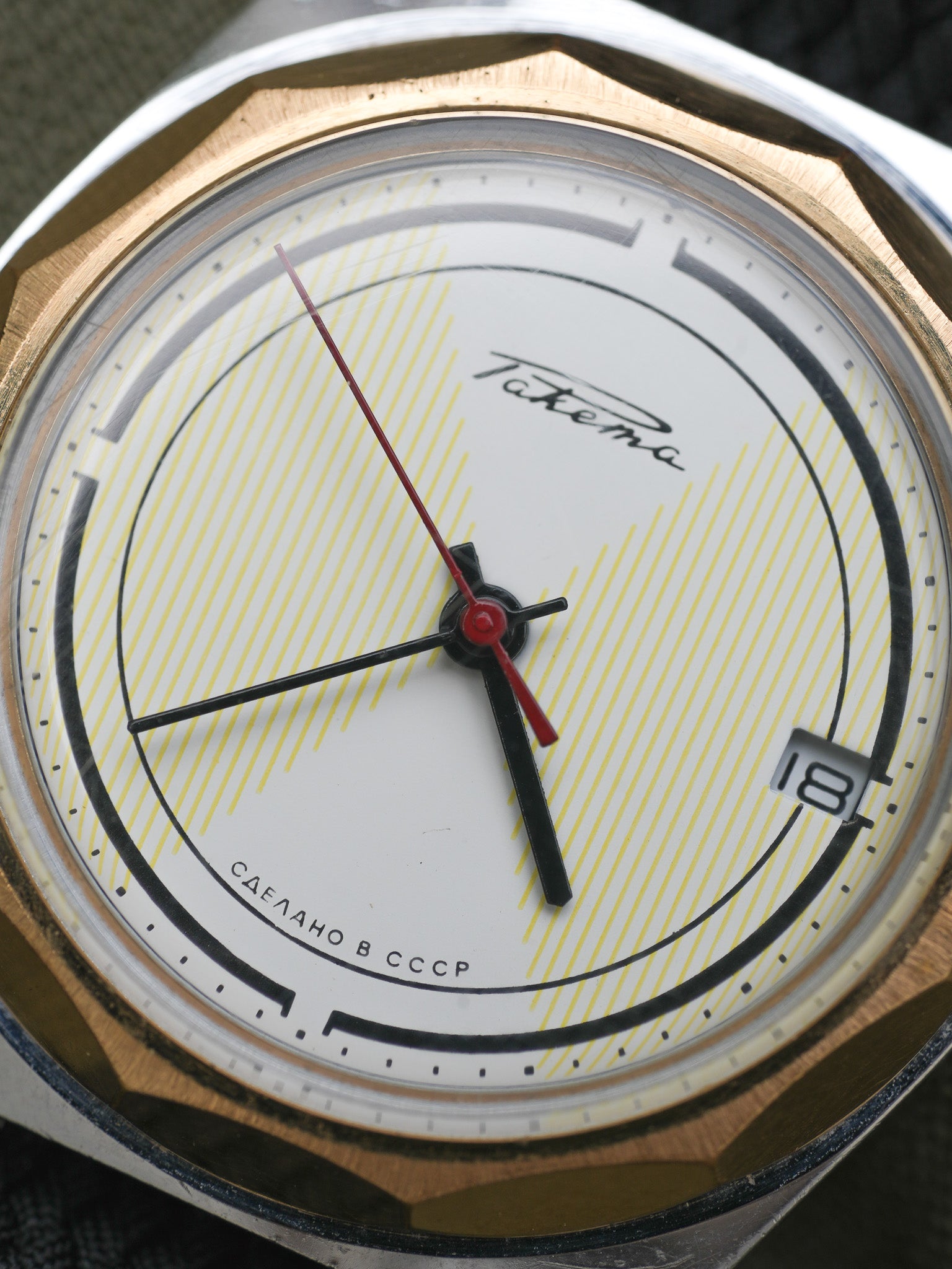 Raketa - Acier Or Cadran Blanc Tapissé Trotteuse Rouge - 1970s - Atelier Victor - Vintage  Shop