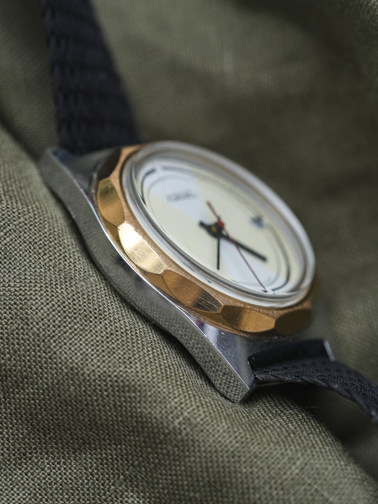Raketa - Acier Or Cadran Blanc Tapissé Trotteuse Rouge - 1970s - Atelier Victor - Vintage  Shop