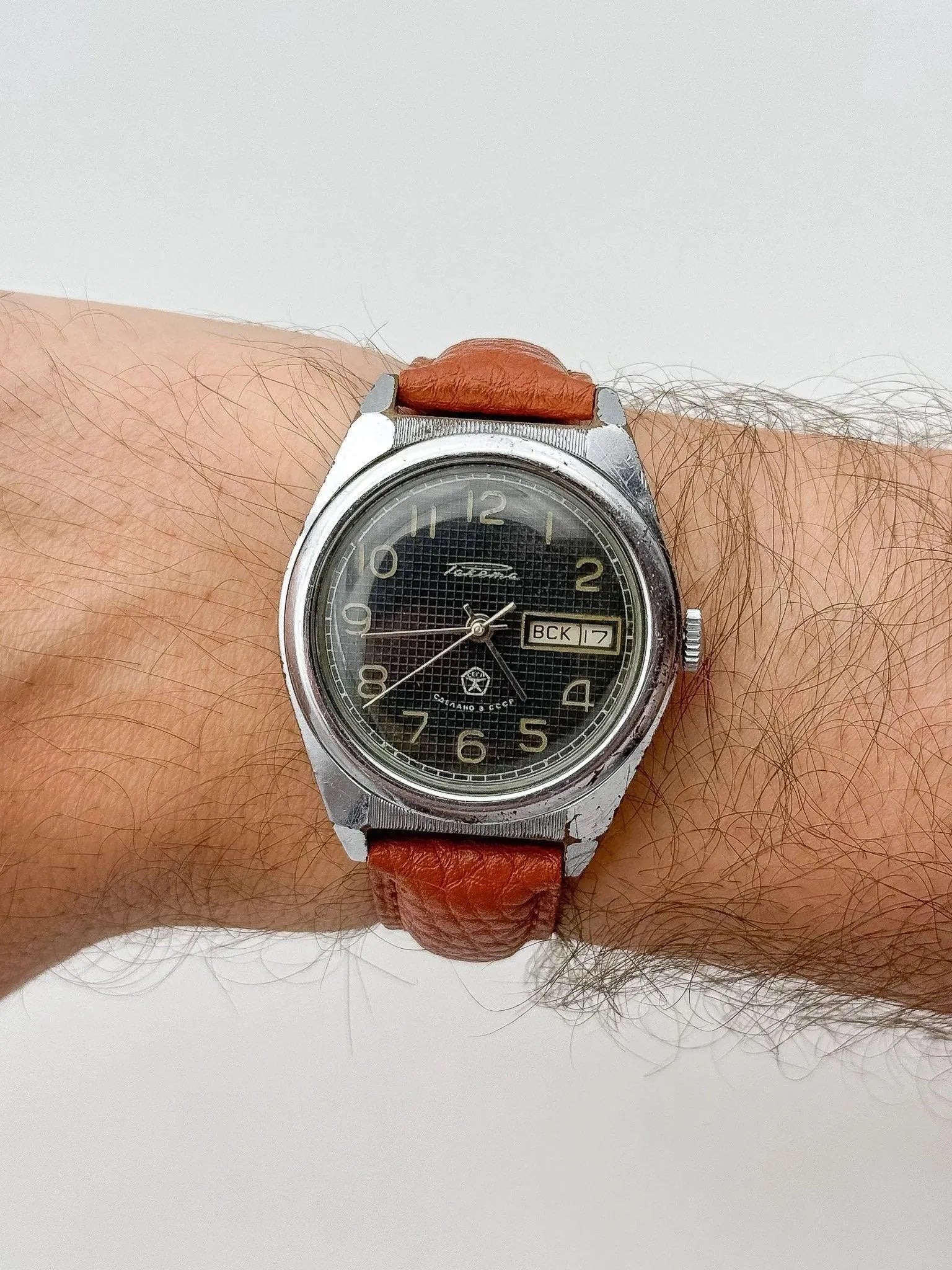 Raketa - Black Nid d'Abeille - 1970s - Atelier Victor Paris - Vintage Watch Shop Dubai