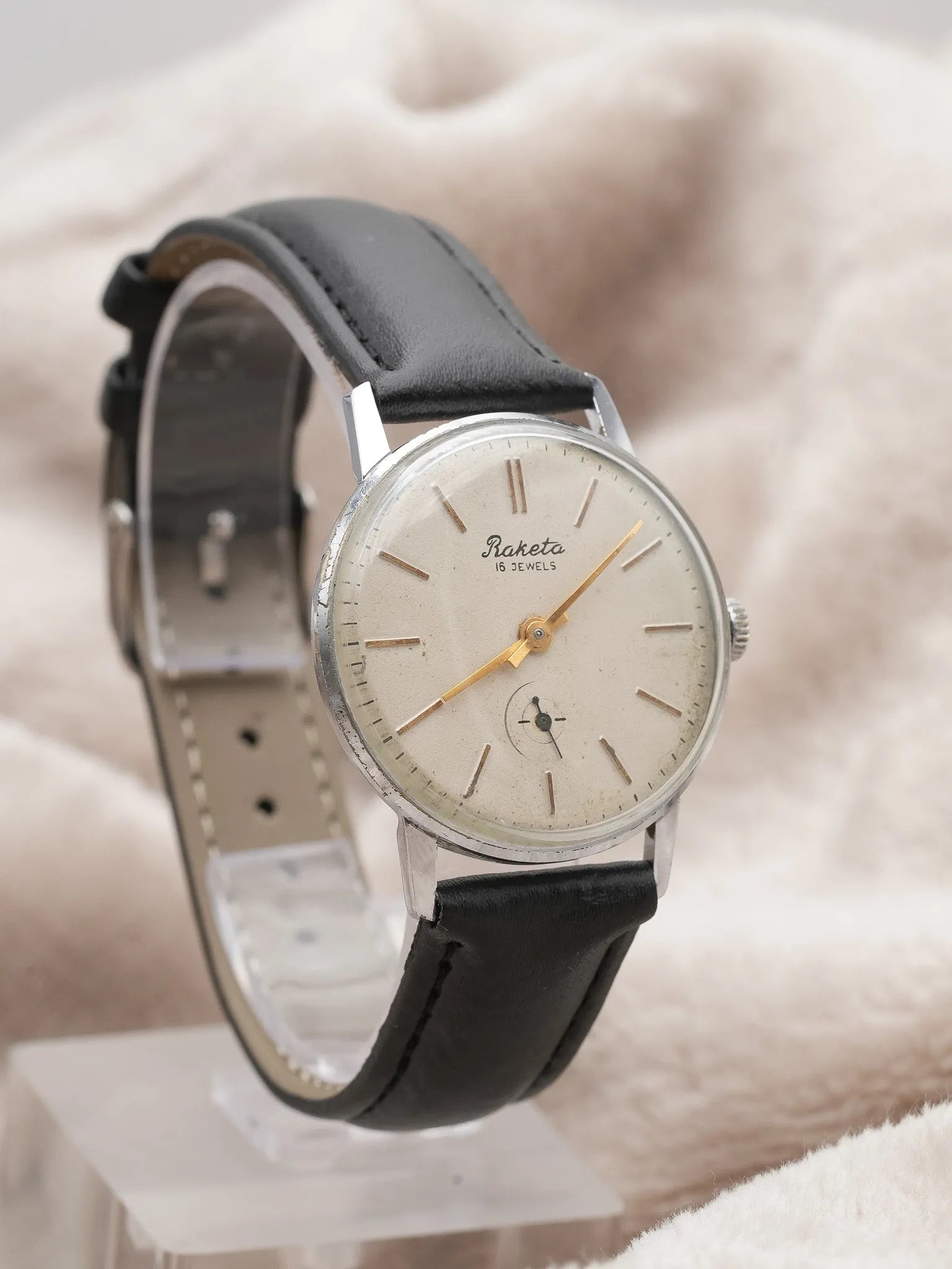 Raketa - Blanc cassé index or petite-seconde - 1960s - Atelier Victor - Vintage  Shop