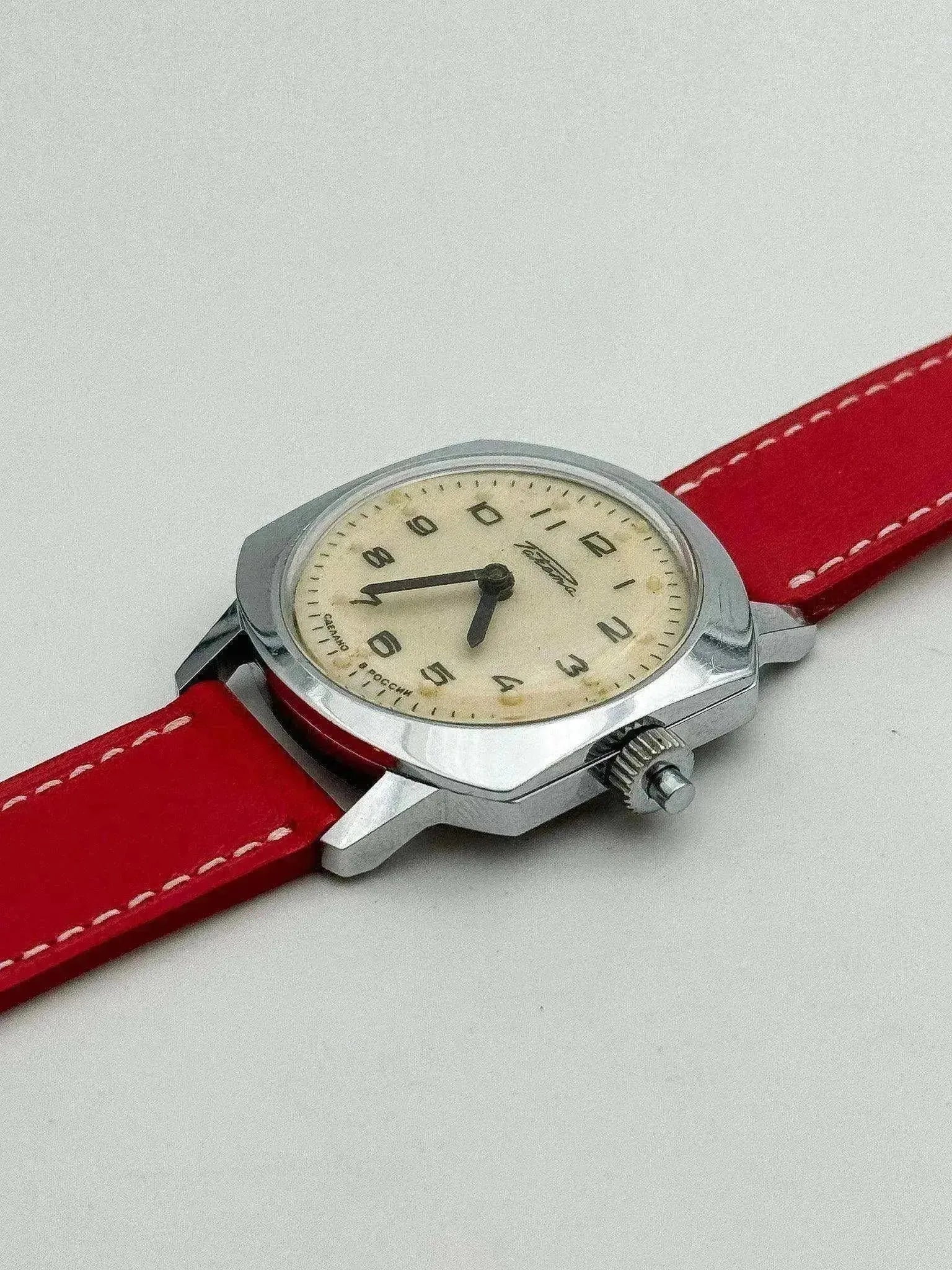 Raketa - Blind Crème Bracelet rouge - 1980s - Atelier Victor