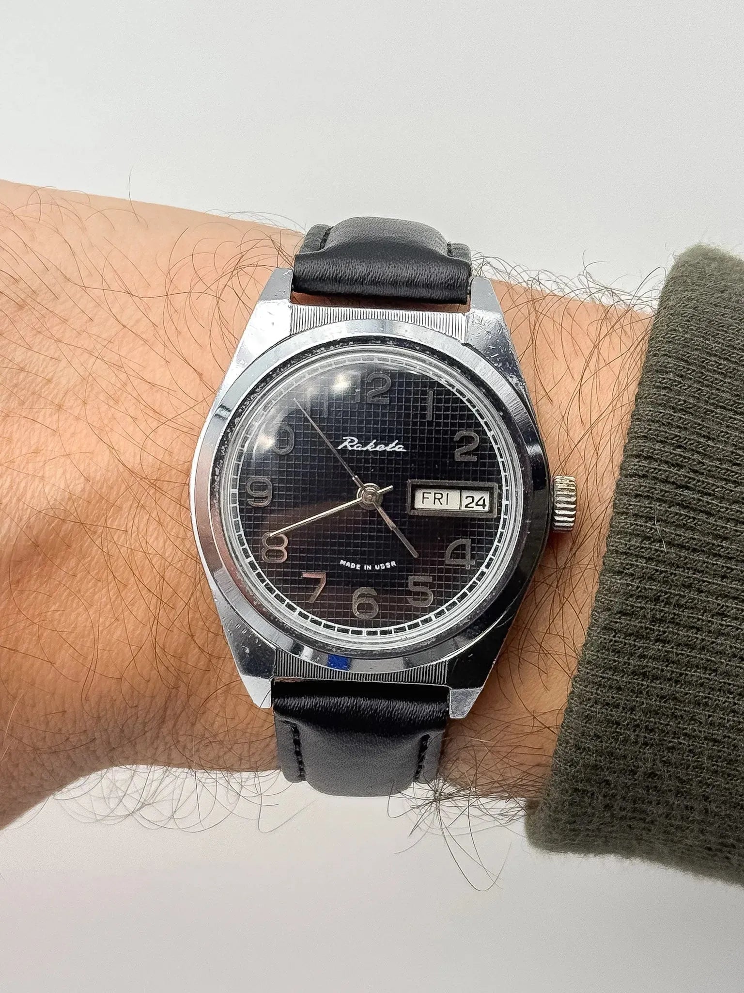 Raketa - Daydate Nid d'abeille Noir - 1980s - Atelier Victor Paris - Vintage Watch Shop Dubai