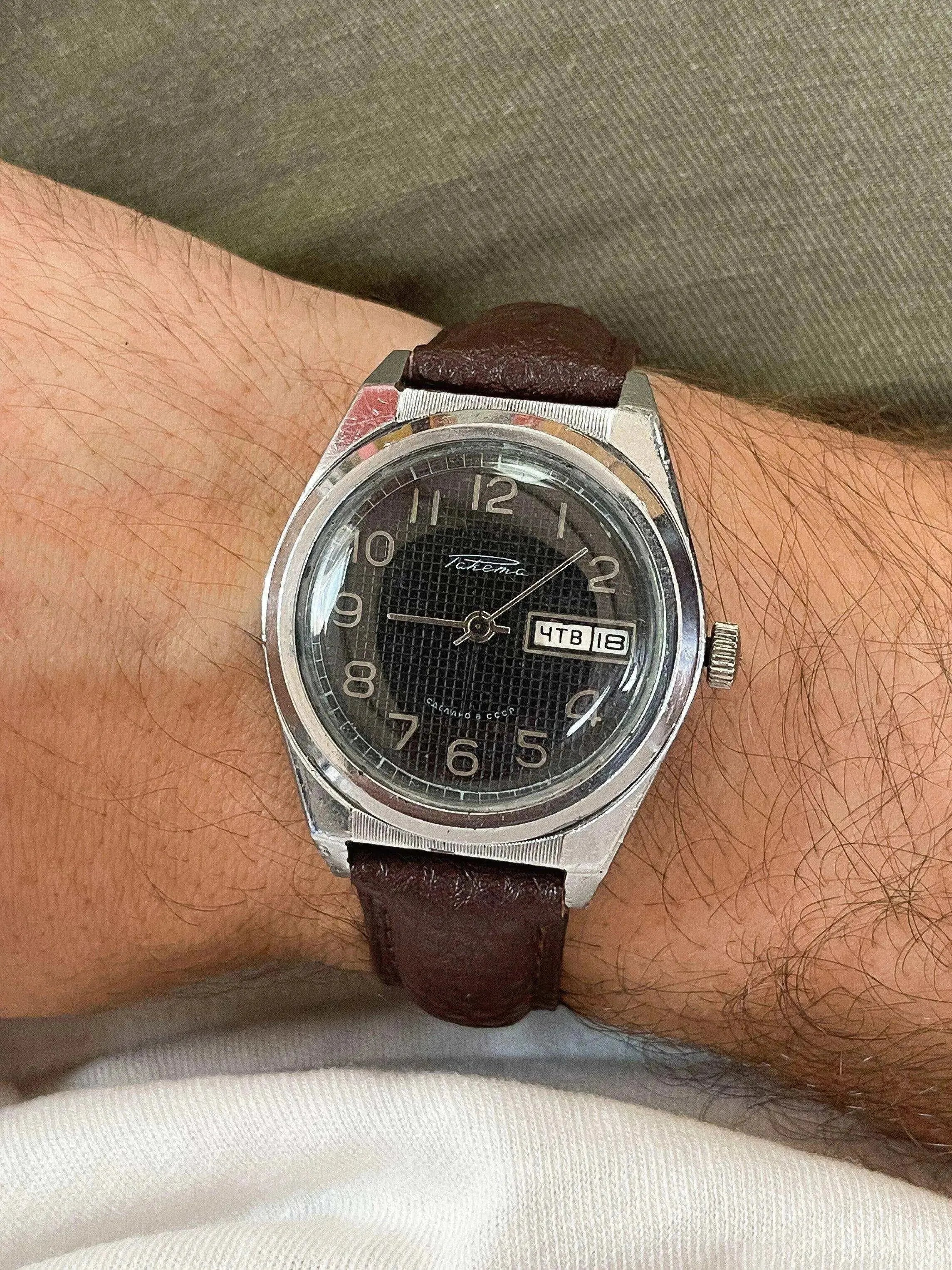 Raketa - Index Romain Daydate - 1970's - Atelier Victor Paris - Vintage Watch Shop Dubai