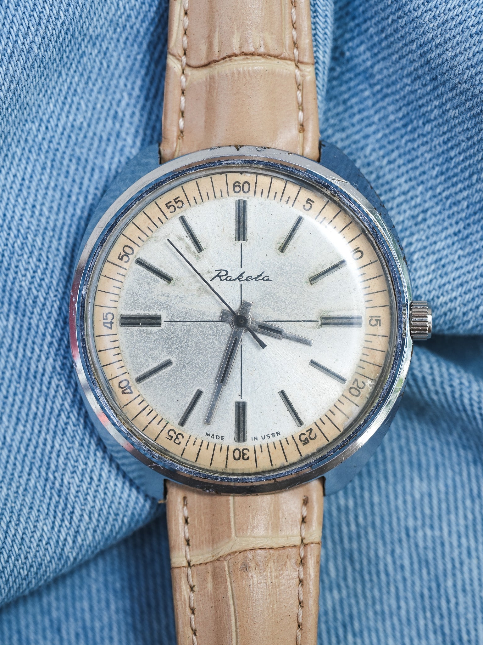 Raketa - Tonneau Crosshair acier Beige - 1970s - Atelier Victor - Vintage  Shop