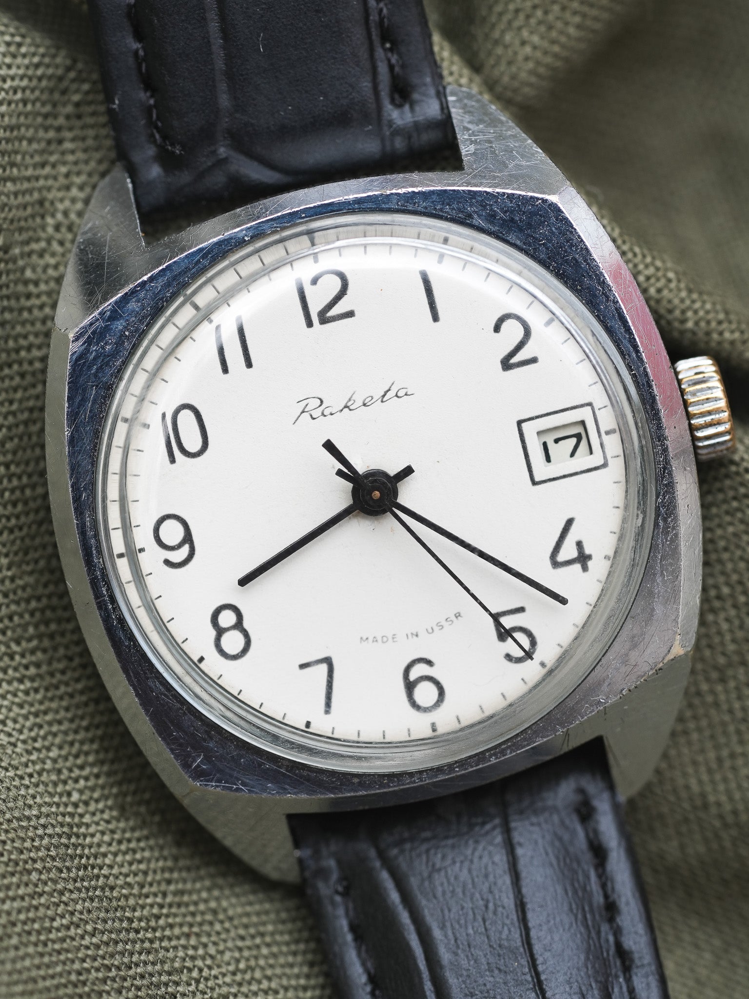 Raketa - Tonneau épais acier blanc date - 1970s - Atelier Victor - Vintage  Shop