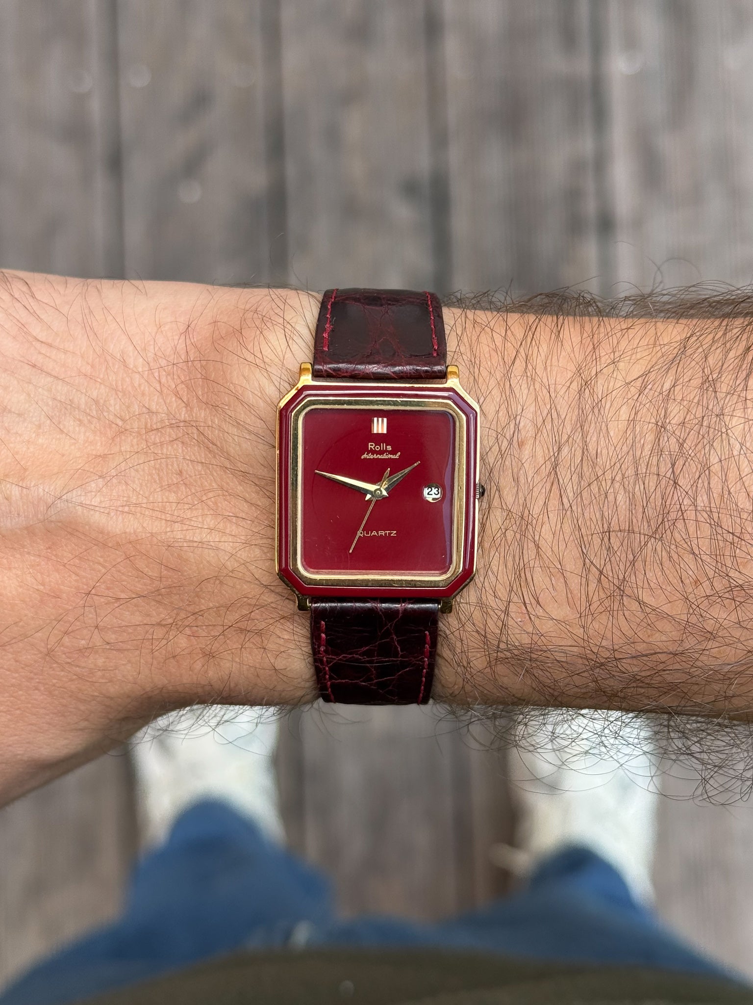 Rolls International - Tank Plaqué or laque rouge - 1980s - Atelier Victor - Vintage Watch Shop