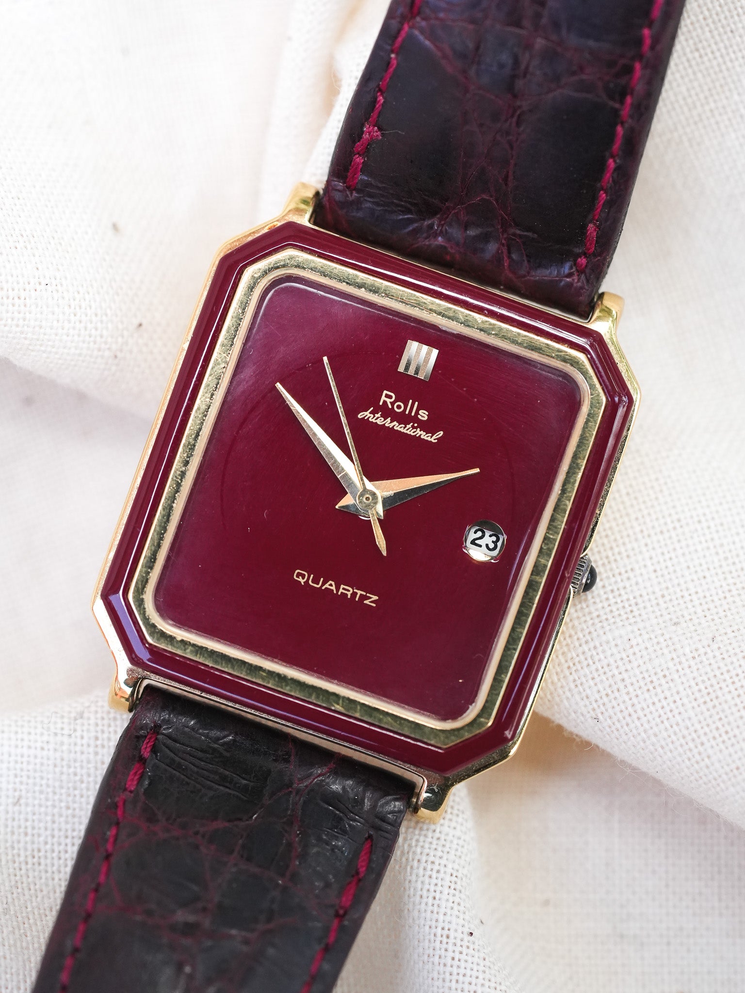 Rolls International - Tank Plaqué or laque rouge - 1980s - Atelier Victor - Vintage Watch Shop
