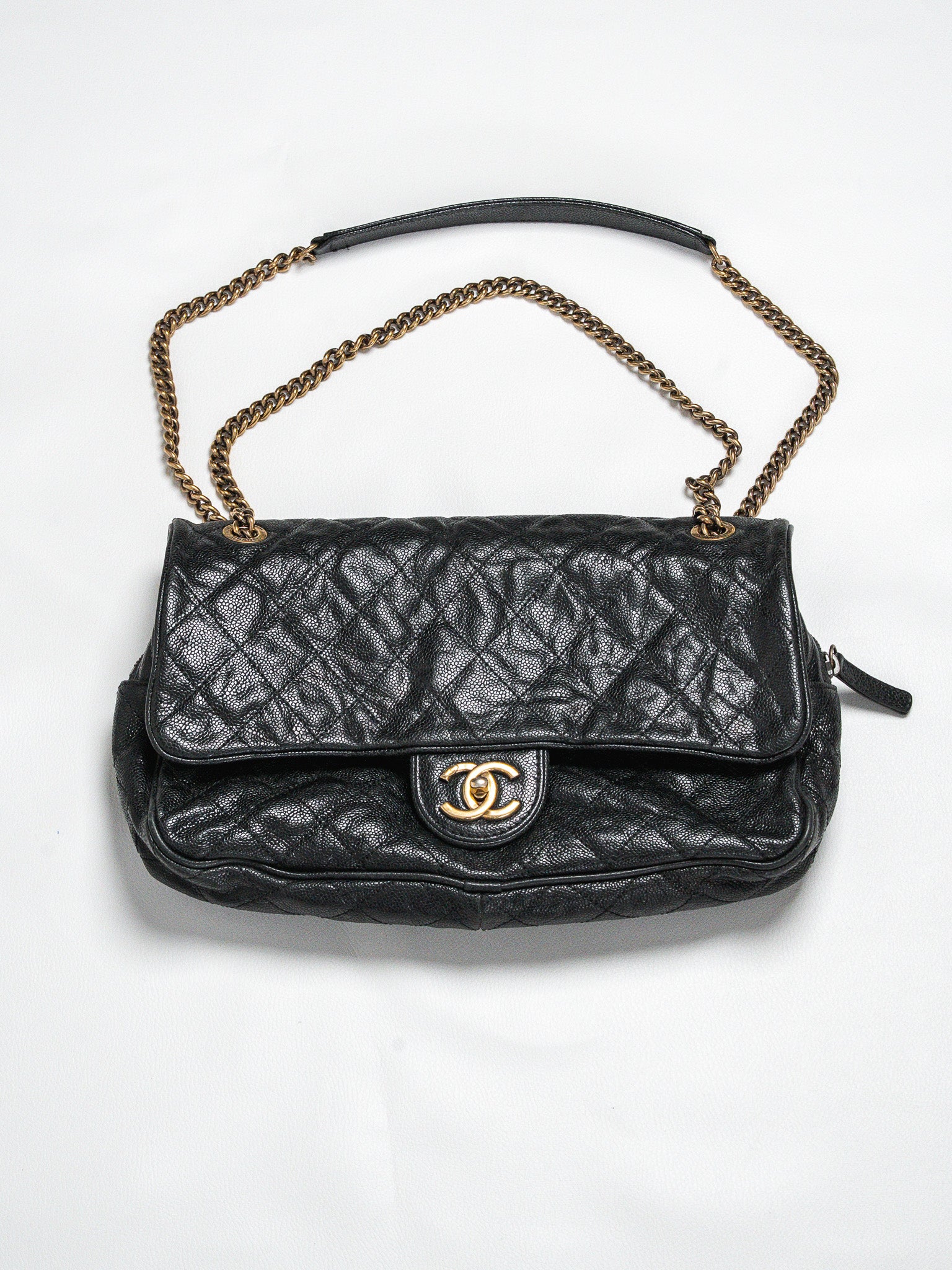 Bolso Chanel Vintage en Cuero Caviar Negro Acolchado con Solapa 