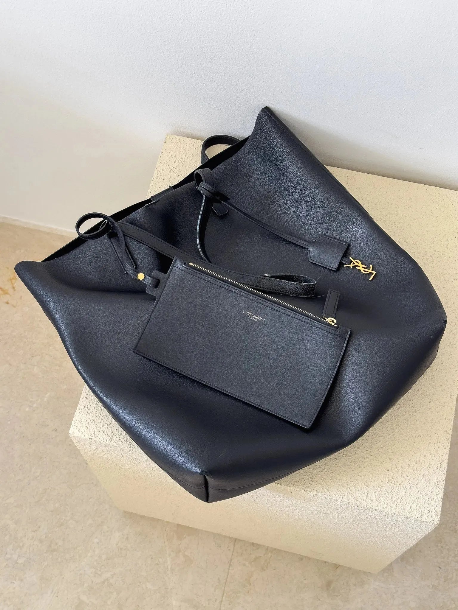 Saint Laurent - Cabas en cuir souple noir - Atelier Victor Paris - Vintage Watch Shop Dubai