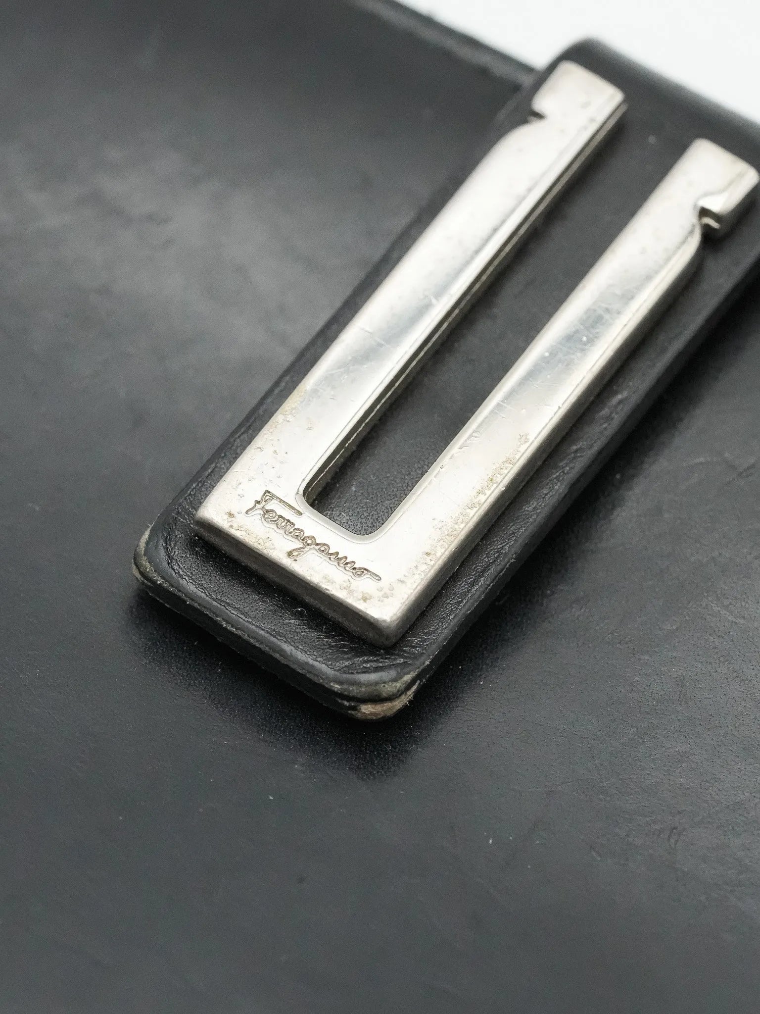 Salvatore Ferragamo - Portefeuille cuir noir - Atelier Victor