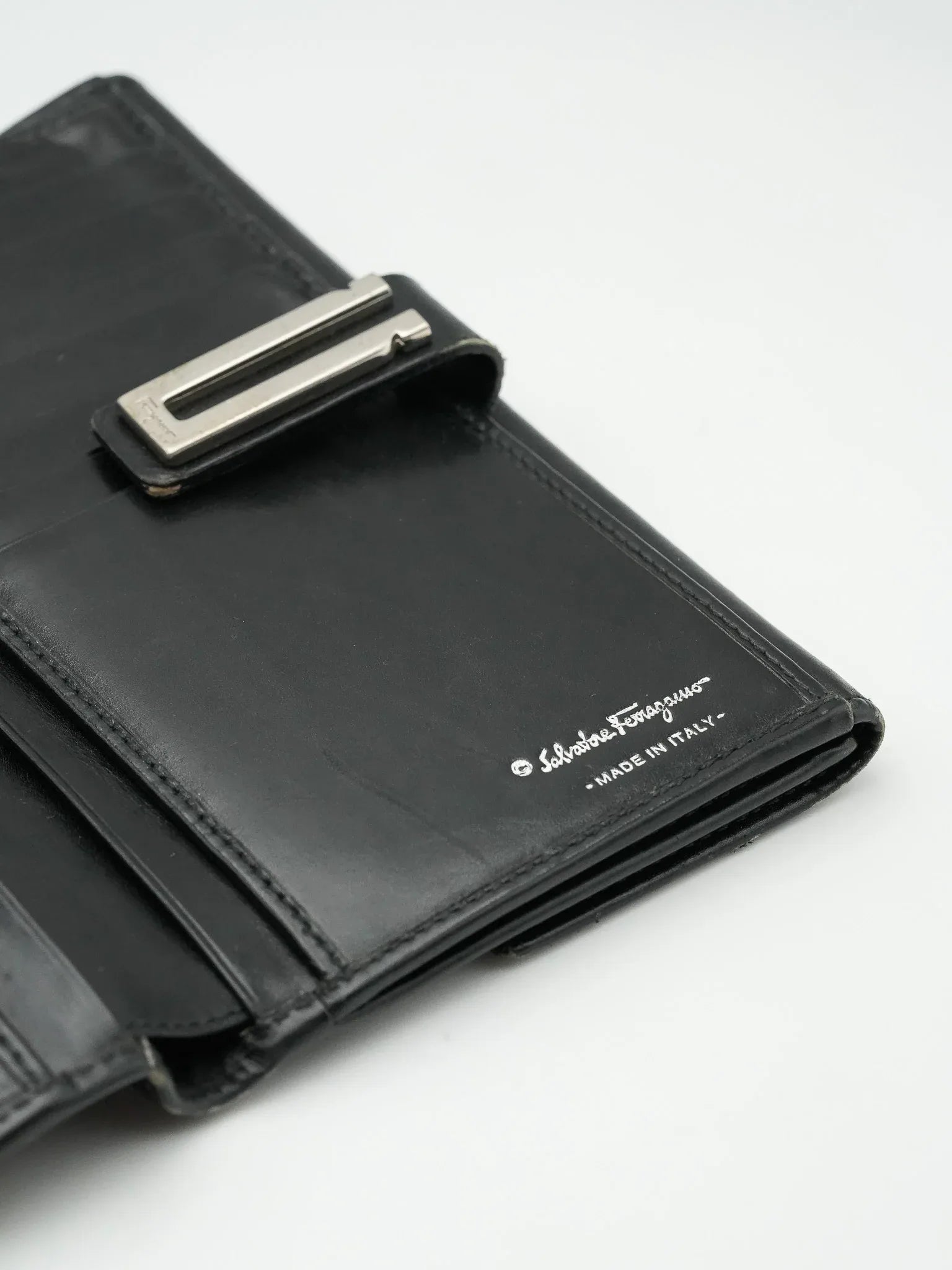 Salvatore Ferragamo - Portefeuille cuir noir - Atelier Victor - Vintage  Shop