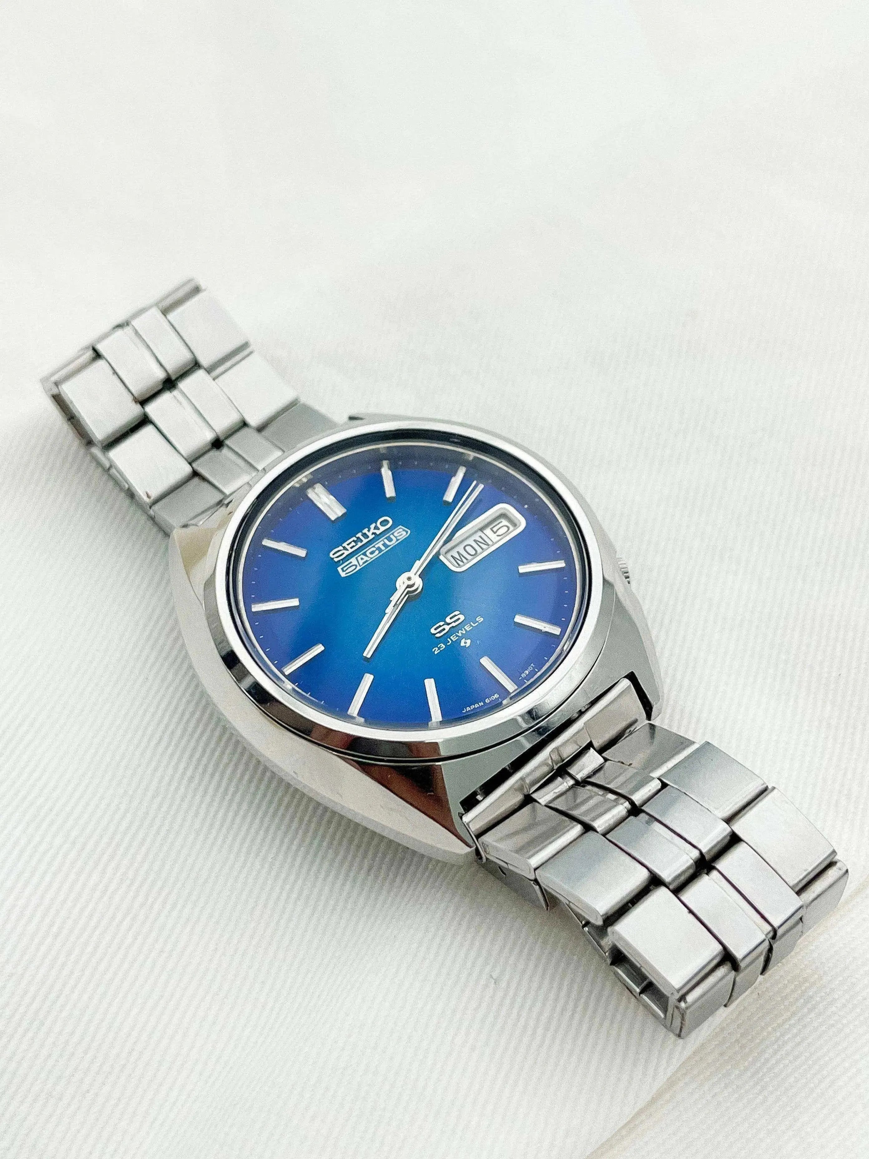 Seiko - 5 Actus Daydate Cadran Bleu - 1974 - Atelier Victor Paris - Vintage Watch Shop Dubai
