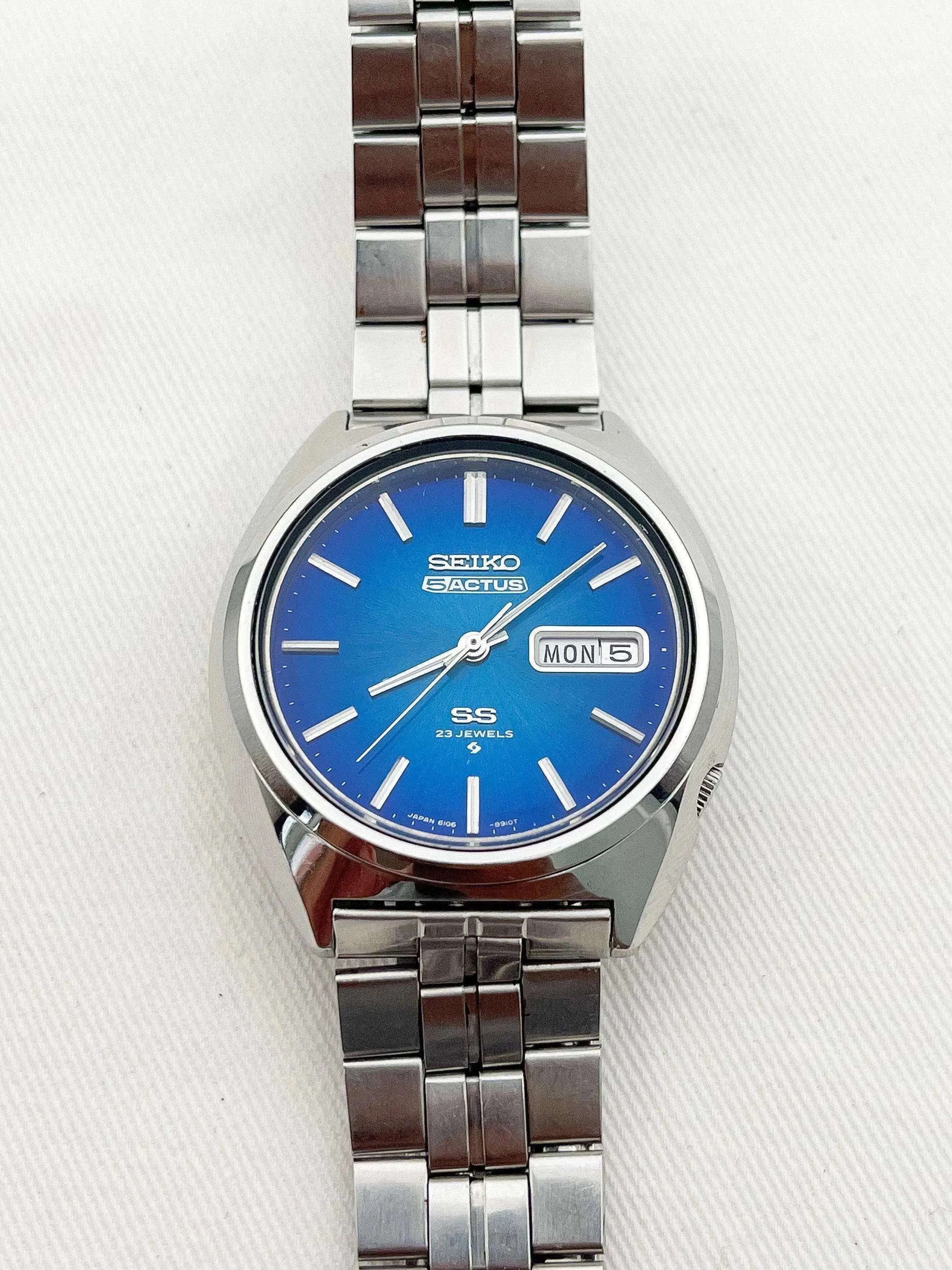 Seiko - 5 Actus Daydate Cadran Bleu - 1974 - Atelier Victor Paris - Vintage Watch Shop Dubai