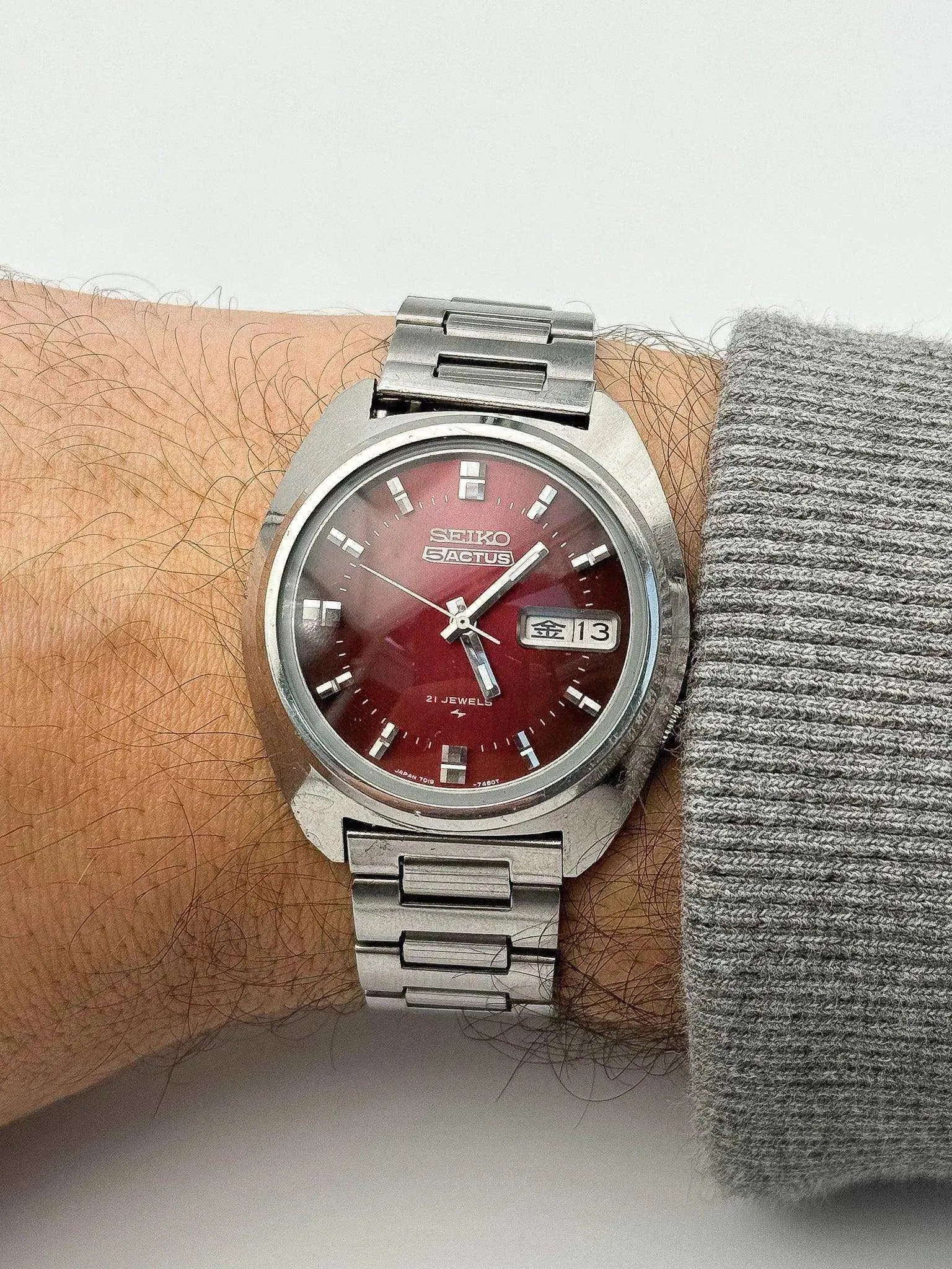Seiko - 5 Actus Red Kanji - 1974 - Atelier Victor Paris - Vintage Watch Shop Dubai