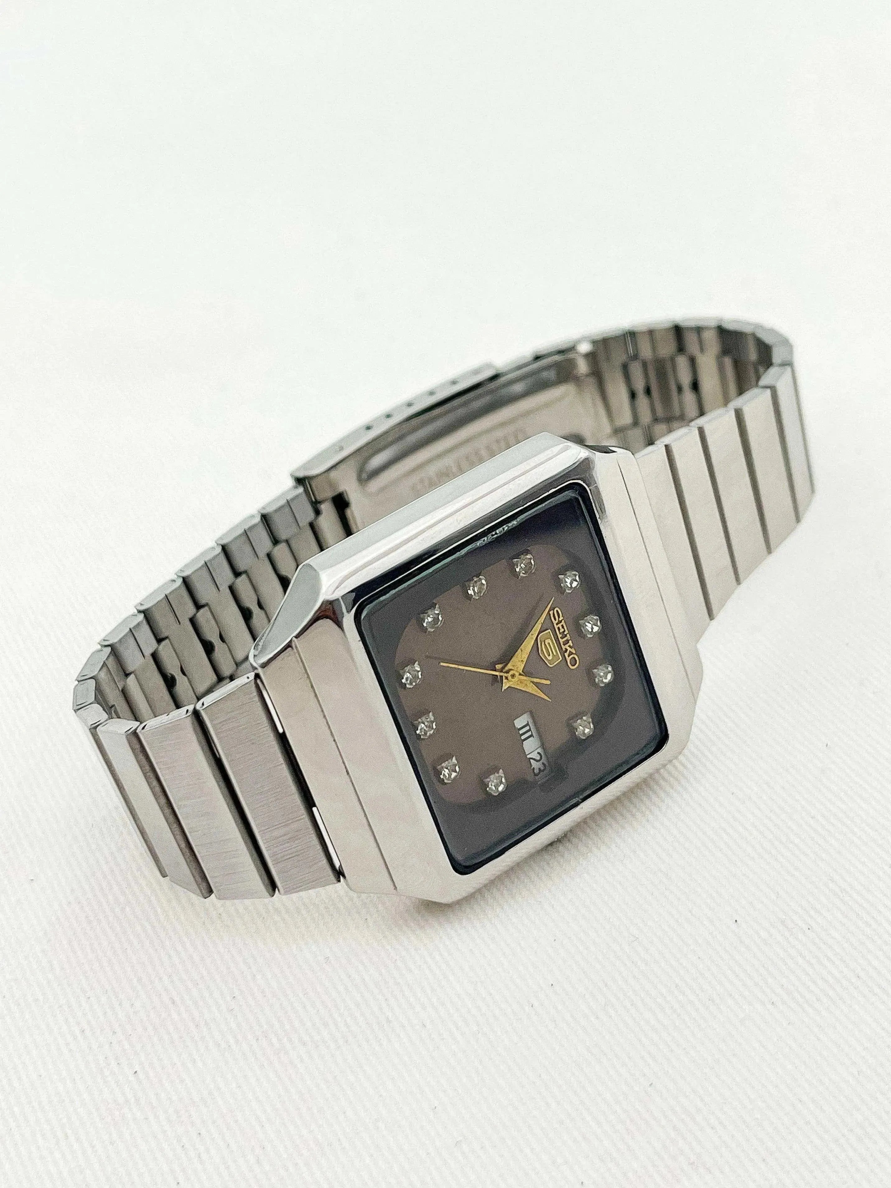 Seiko 5 - Chocolate Dial - 1982 - Atelier Victor Paris - Vintage Watch Shop Dubai