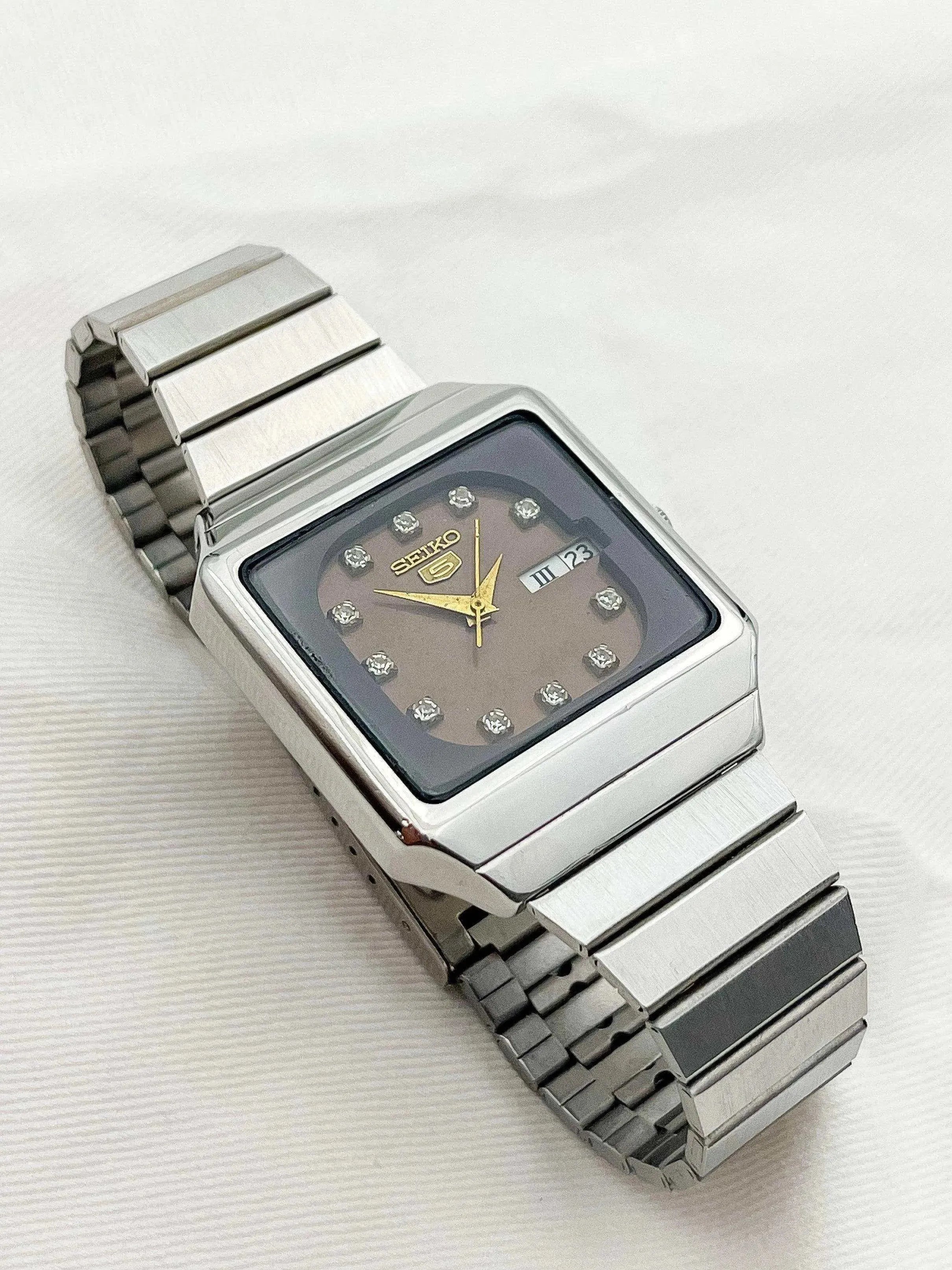 Seiko 5 - Chocolate Dial - 1982 - Atelier Victor Paris - Vintage Watch Shop Dubai