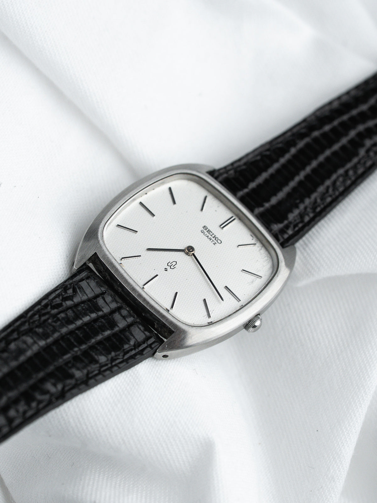 Seiko Quartz vintage watch with white dial and black textured strap