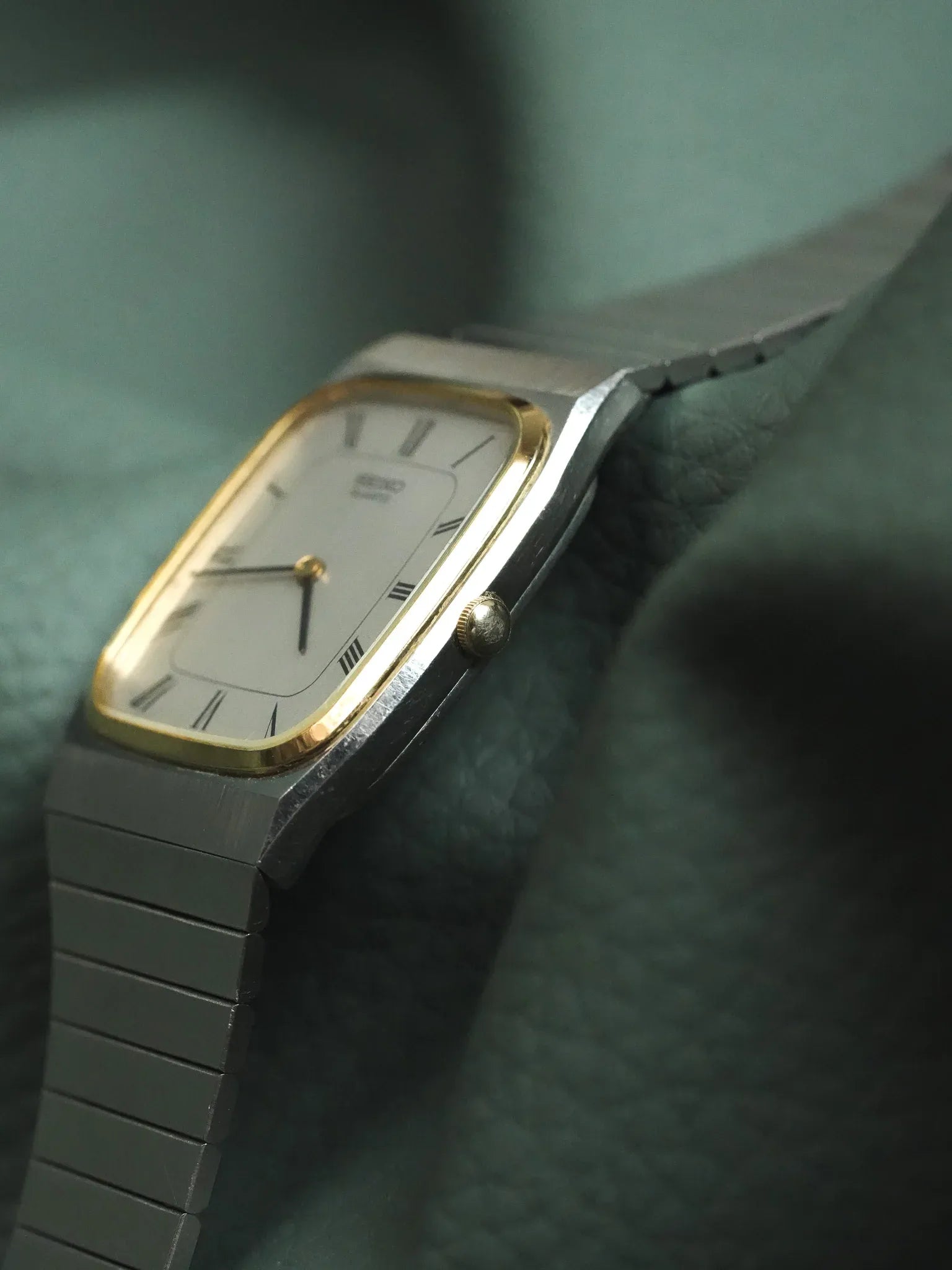 Seiko - Acier lunette or avec bracelet intégré - 1981 - Atelier Victor - Vintage  Shop
