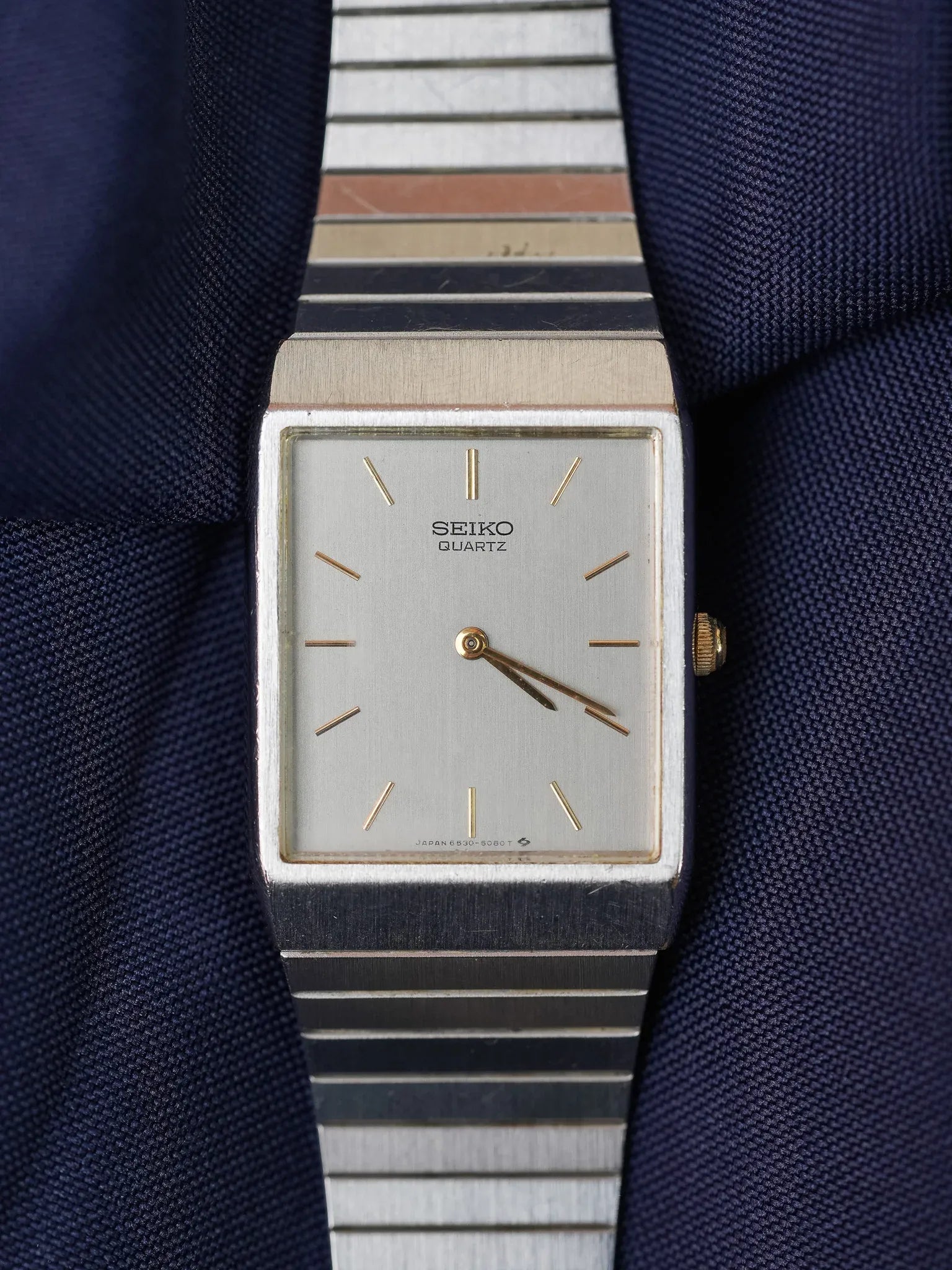 Seiko - Acier Rectangulaire Cadran Argent Index Or - 1984 - Atelier Victor - Vintage  Shop
