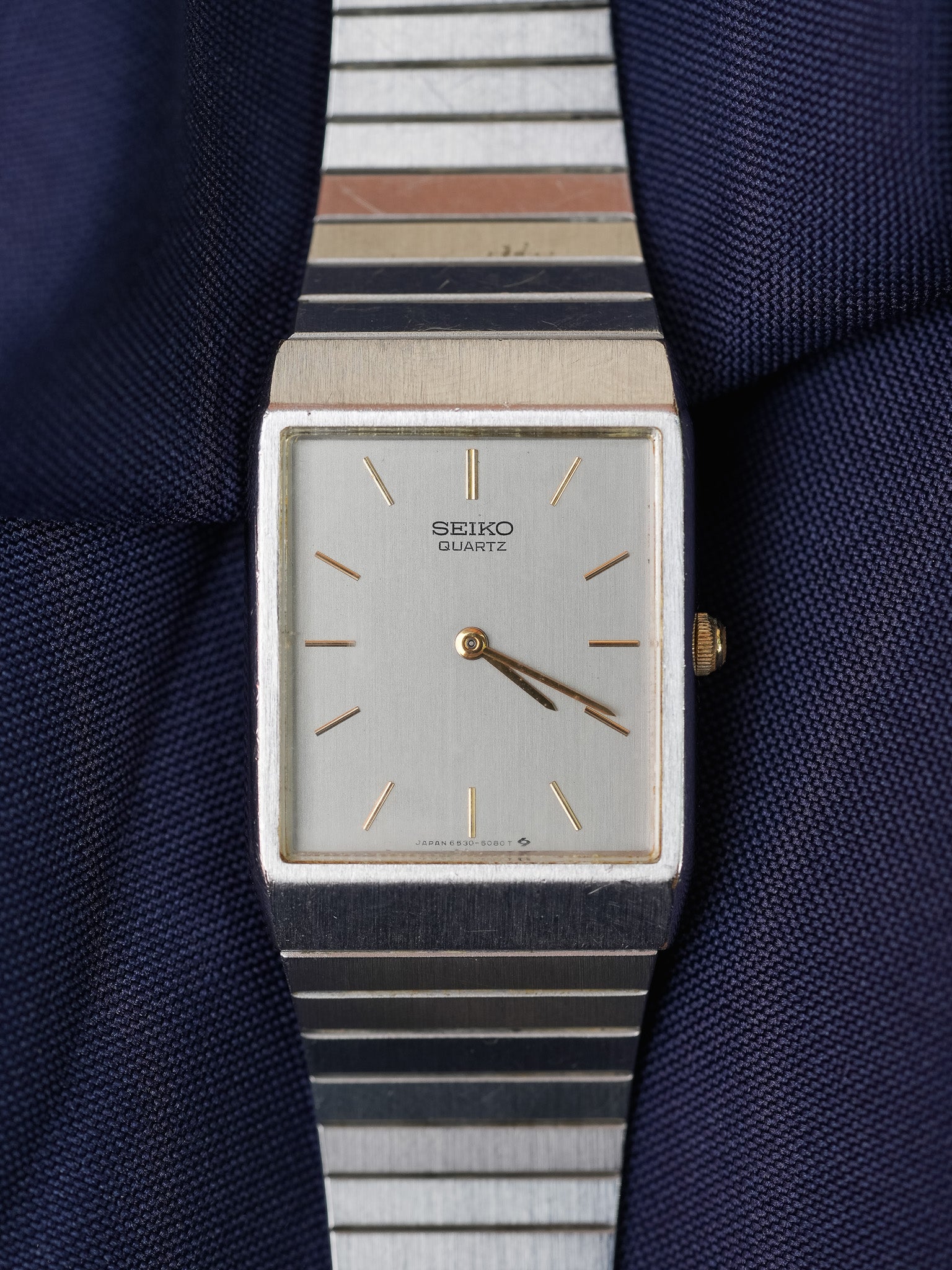Seiko - Acier Rectangulaire Cadran Argent Index Or - 1984 - Atelier Victor - Vintage  Shop