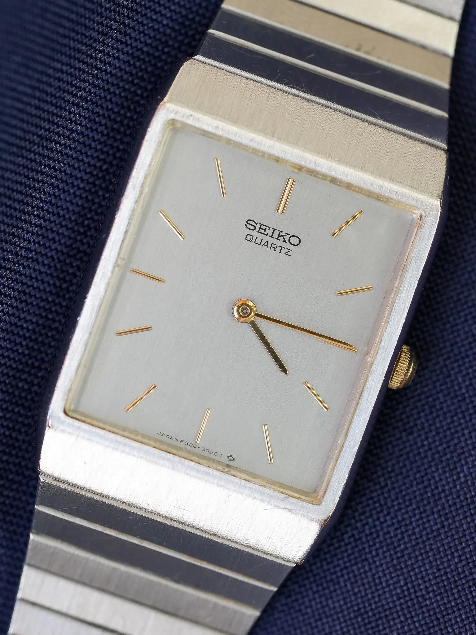 Seiko - Acier Rectangulaire Cadran Argent Index Or - 1984 - Atelier Victor - Vintage  Shop