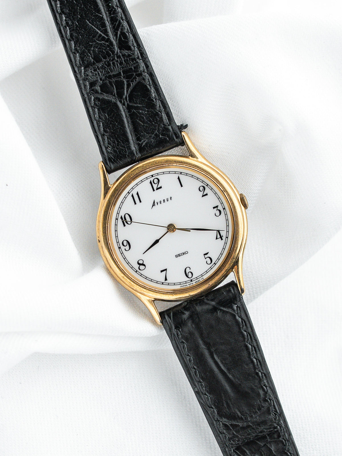 Montre Seiko Avenue vintage, boîtier plaqué or, cadran blanc et bracelet cuir noir
