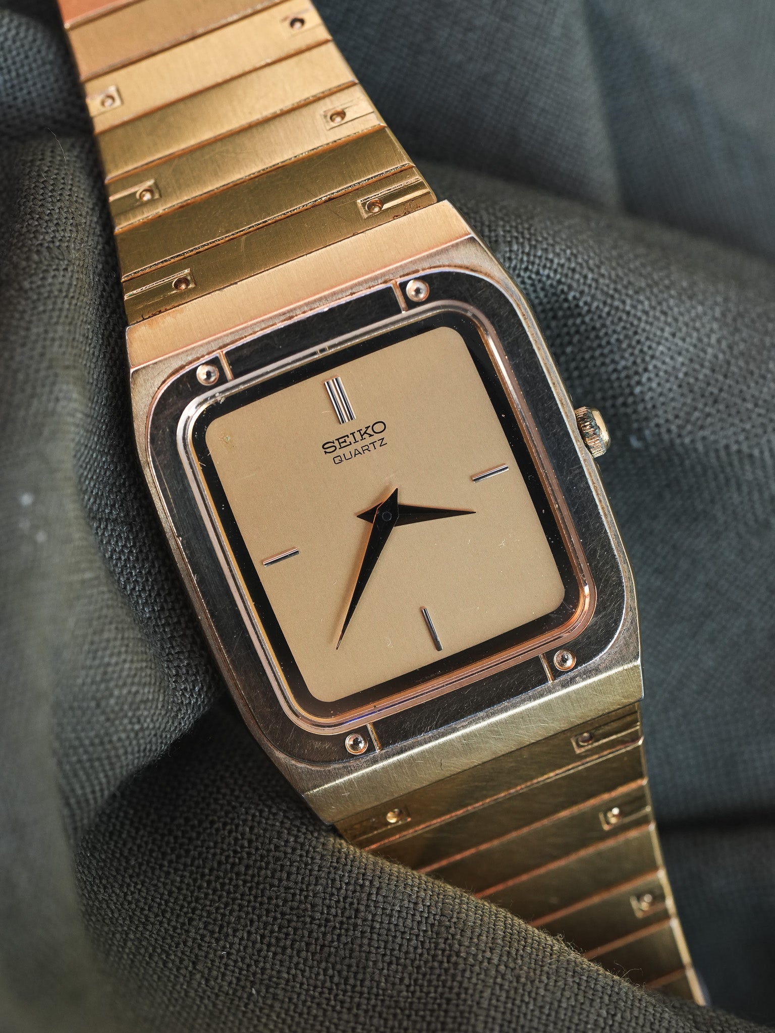 Seiko - Bracelet Intégré Doré Dauphine - 1982 - Atelier Victor - Vintage  Shop