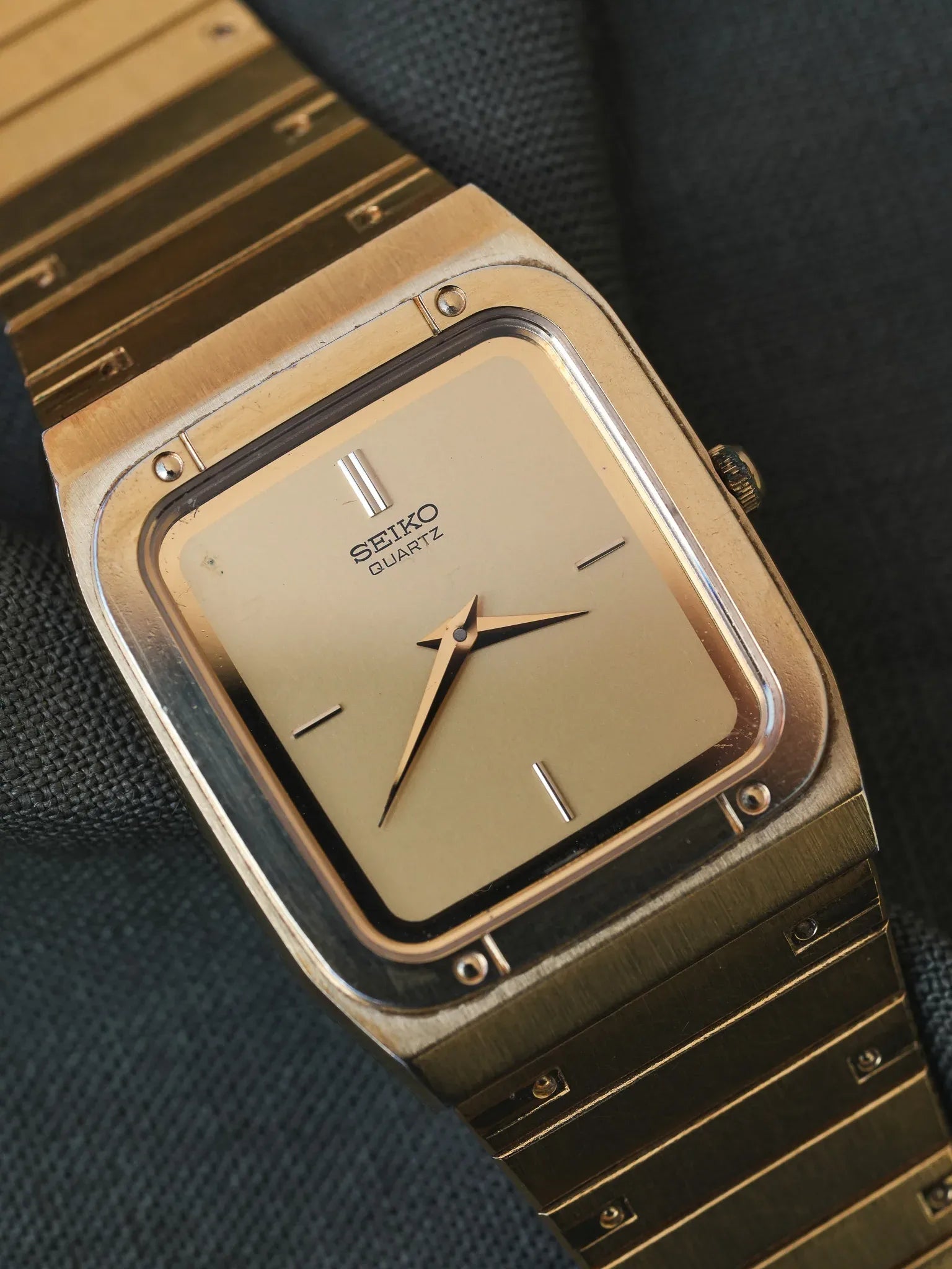 Seiko - Bracelet Intégré Doré Dauphine - 1982 - Atelier Victor - Vintage  Shop