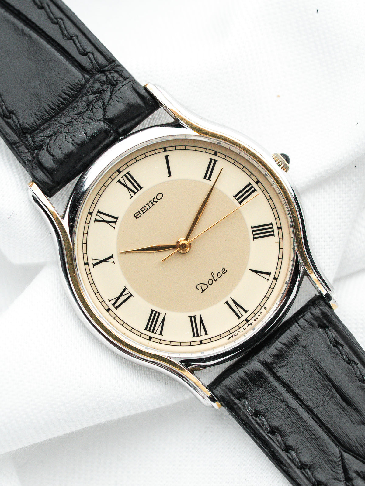 Montre Seiko Dolce vintage, cadran champagne à chiffres romains et bracelet cuir noir