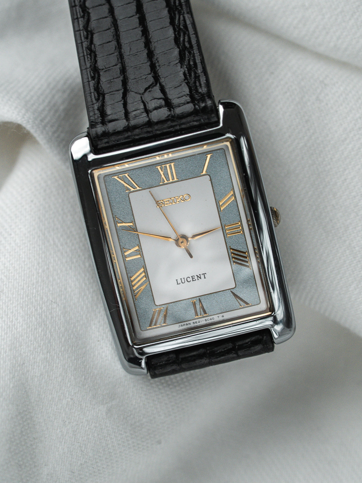Montre Seiko Lucent vintage, boîtier rectangulaire argenté, cadran bleu clair et bracelet cuir noir