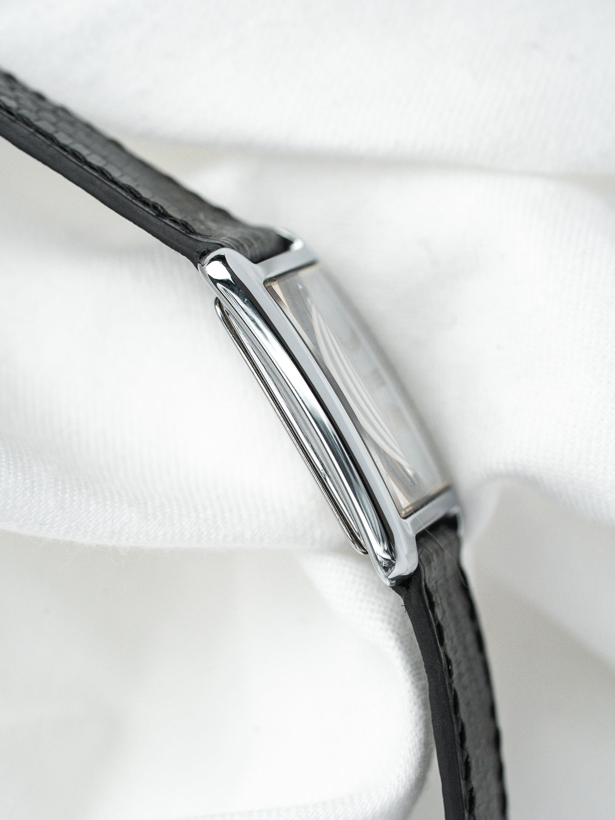 Montre vintage au boîtier rectangulaire en acier avec bracelet en cuir noir