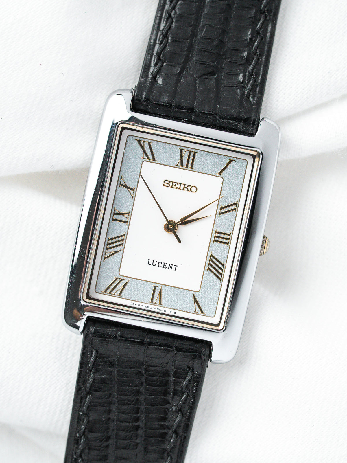 Montre Seiko Lucent vintage, boîtier rectangulaire argenté, cadran blanc et bracelet cuir noir