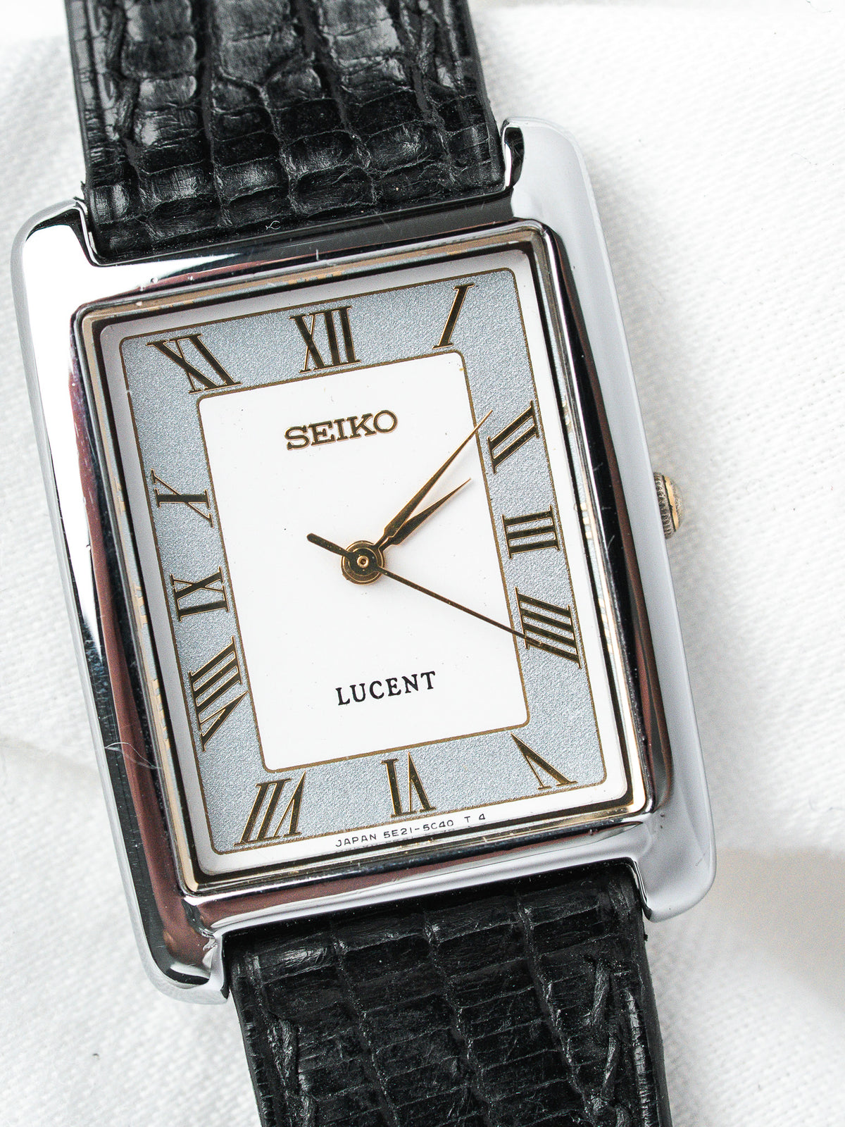 Montre Seiko Lucent vintage, boîtier rectangulaire argenté, cadran blanc et bracelet cuir noir