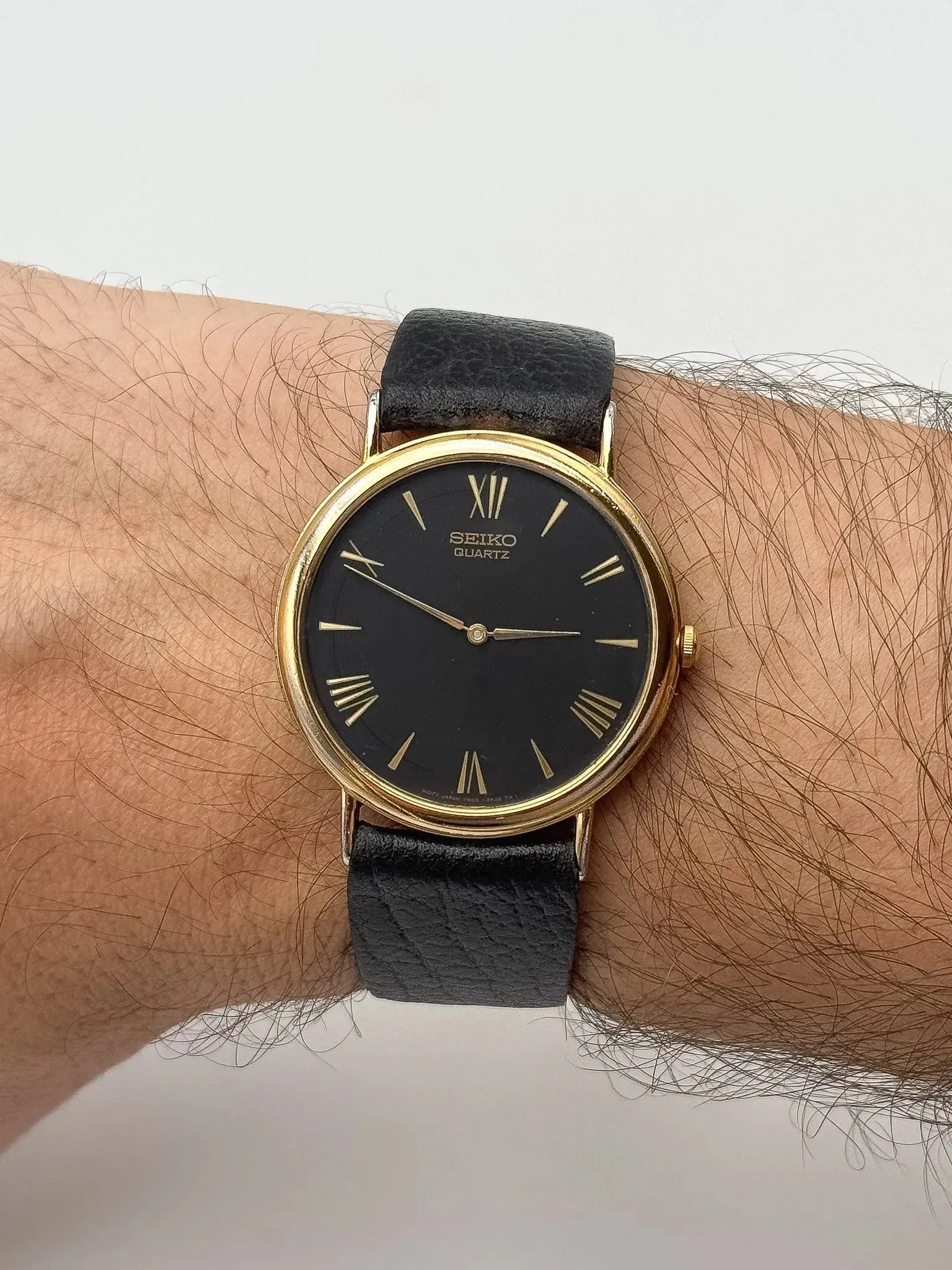 Seiko - Plaqué or fond noir Index romain - 2000s - Atelier Victor