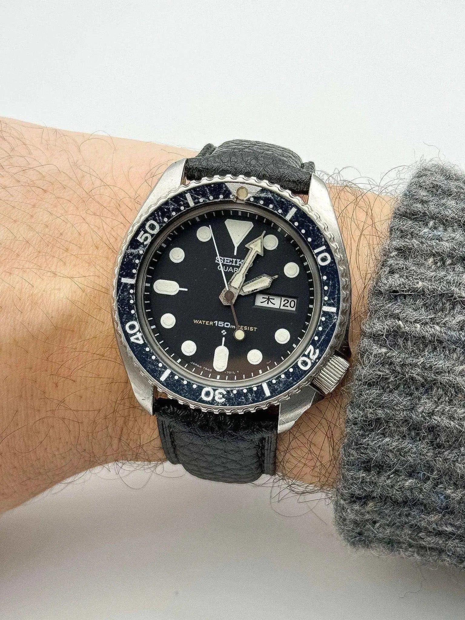 Seiko - Plongeuse Noir lunette bleu Kanji - 1980 - Atelier Victor Paris - Vintage Watch Shop Dubai