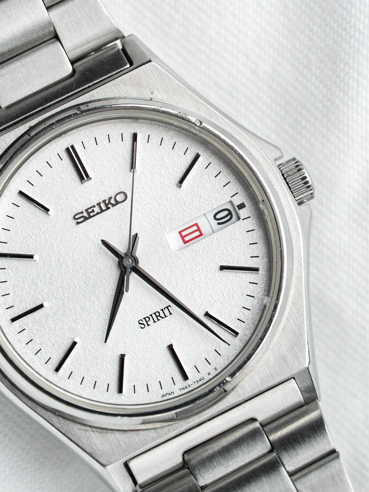 Seiko Spirit vintage watch with silver dial, date window, and steel bracelet