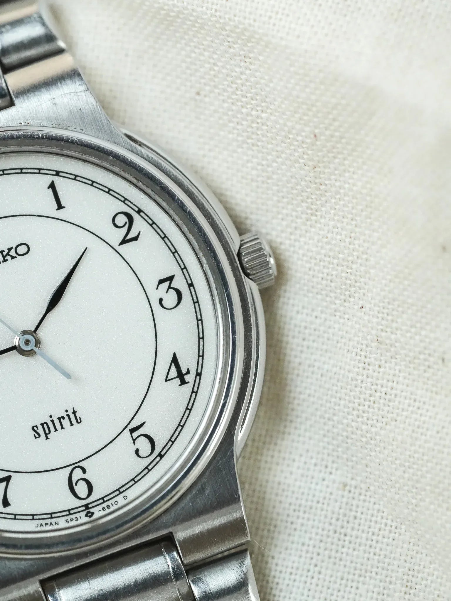 Seiko - Spirit Rond Acier Blanc sablé Chiffres Arabes Bracelet acier - 1987 - Atelier Victor