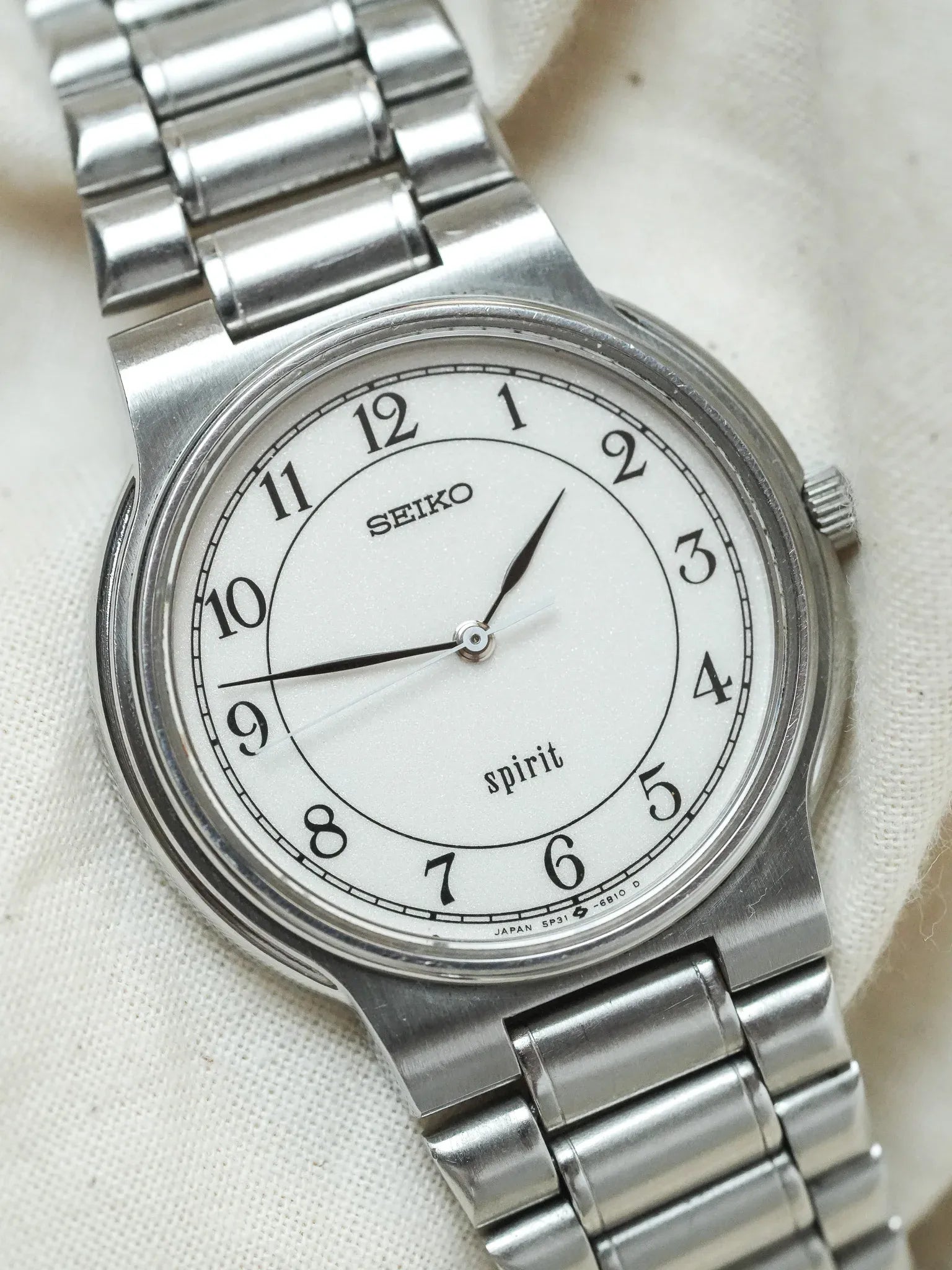 Seiko - Spirit Rond Acier Blanc sablé Chiffres Arabes Bracelet acier - 1987 - Atelier Victor - Vintage  Shop