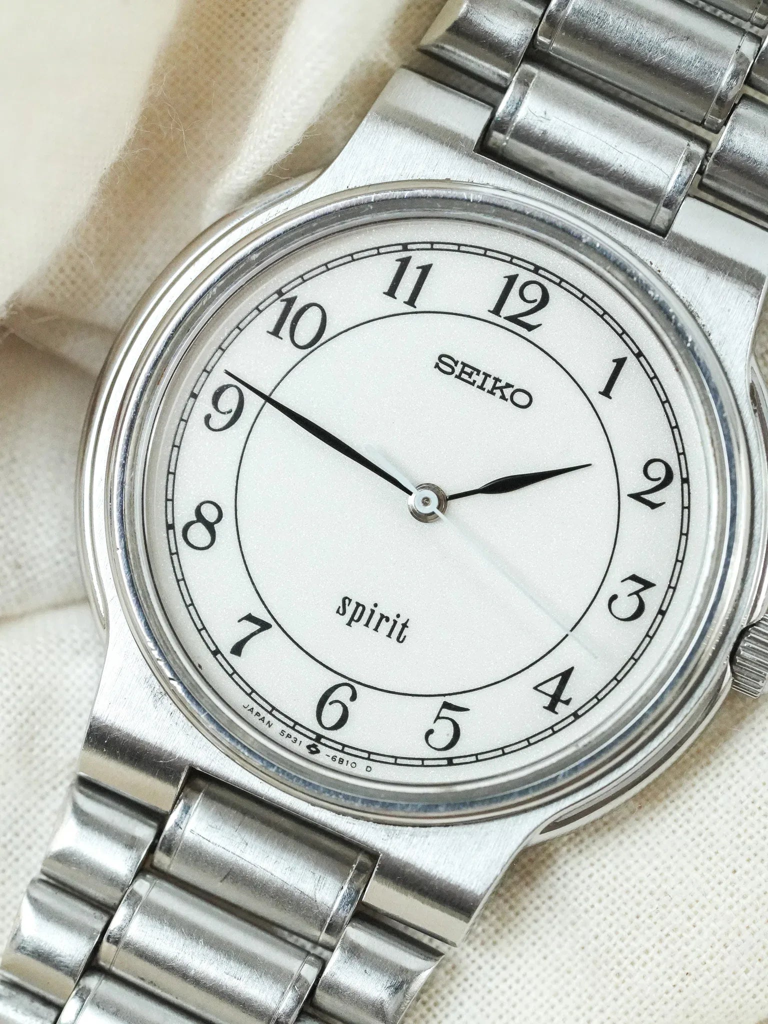 Seiko - Spirit Rond Acier Blanc sablé Chiffres Arabes Bracelet acier - 1987 - Atelier Victor - Vintage  Shop