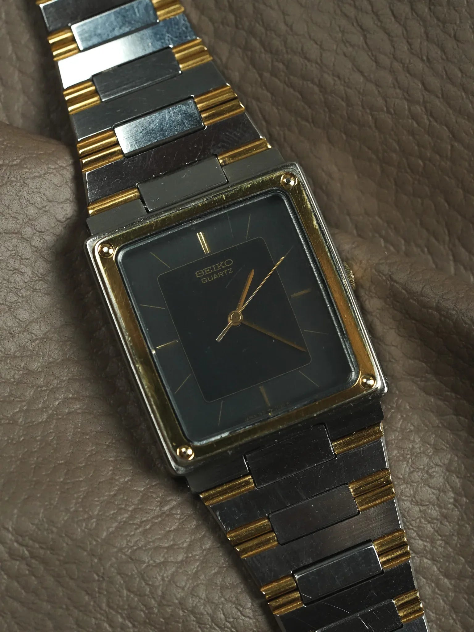 Seiko - Tank acier or lunette vissée cadran gris - 1982 - Atelier Victor