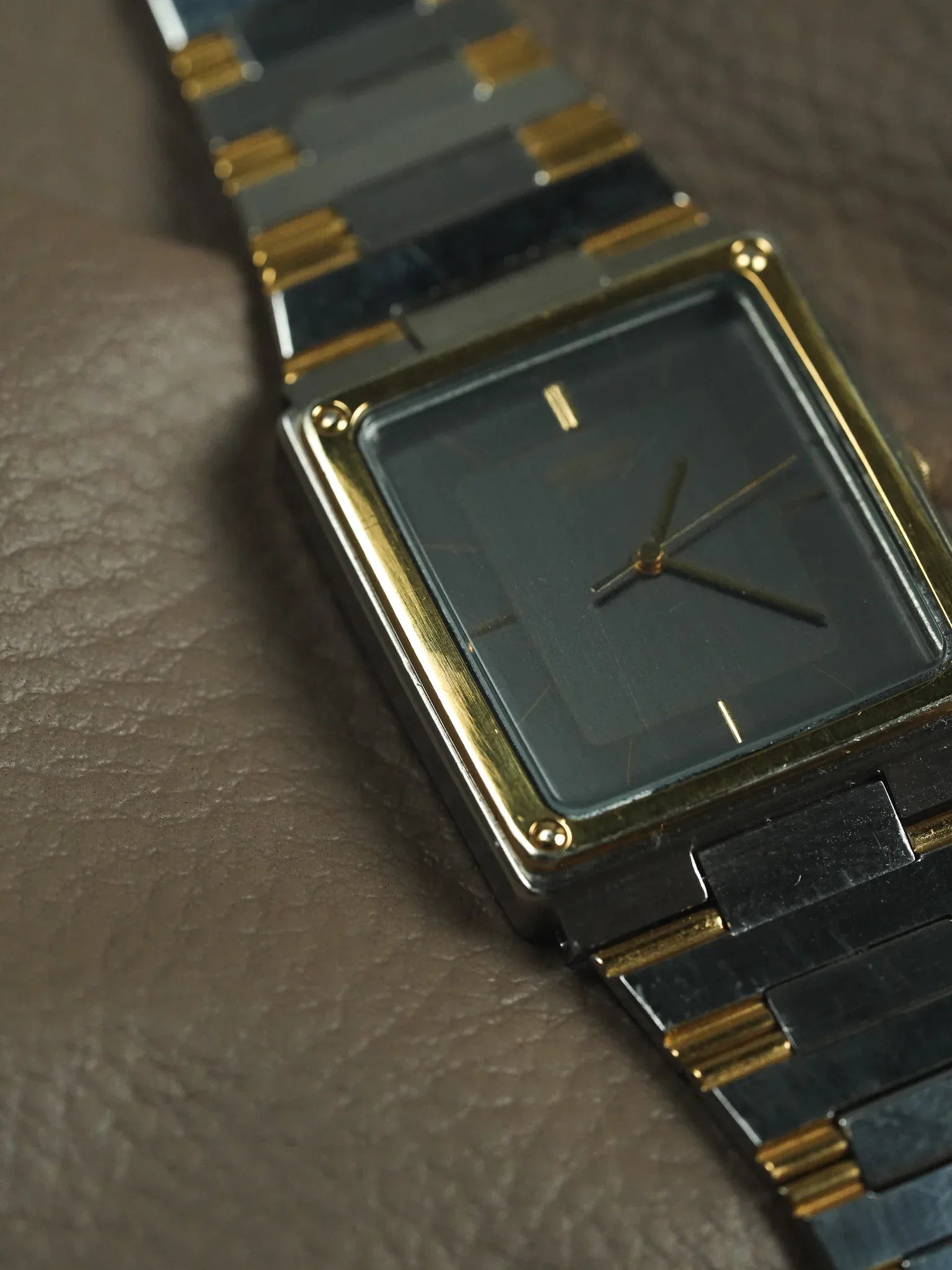 Seiko - Tank acier or lunette vissée cadran gris - 1982 - Atelier Victor