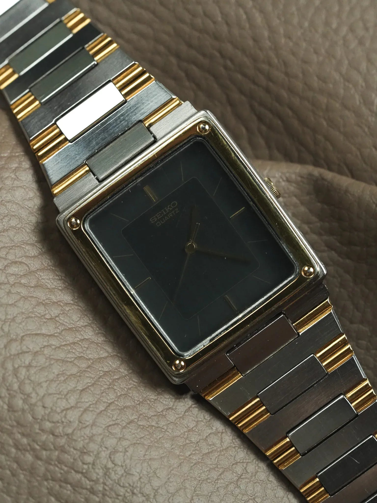 Seiko - Tank acier or lunette vissée cadran gris - 1982 - Atelier Victor