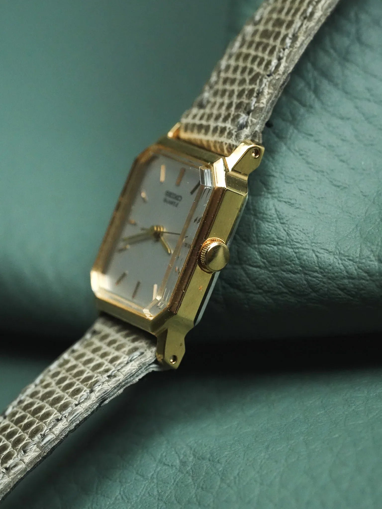 Seiko - Tank Femme Or Bracelet gris - Neuve de stock - 1993 - Atelier Victor - Vintage  Shop