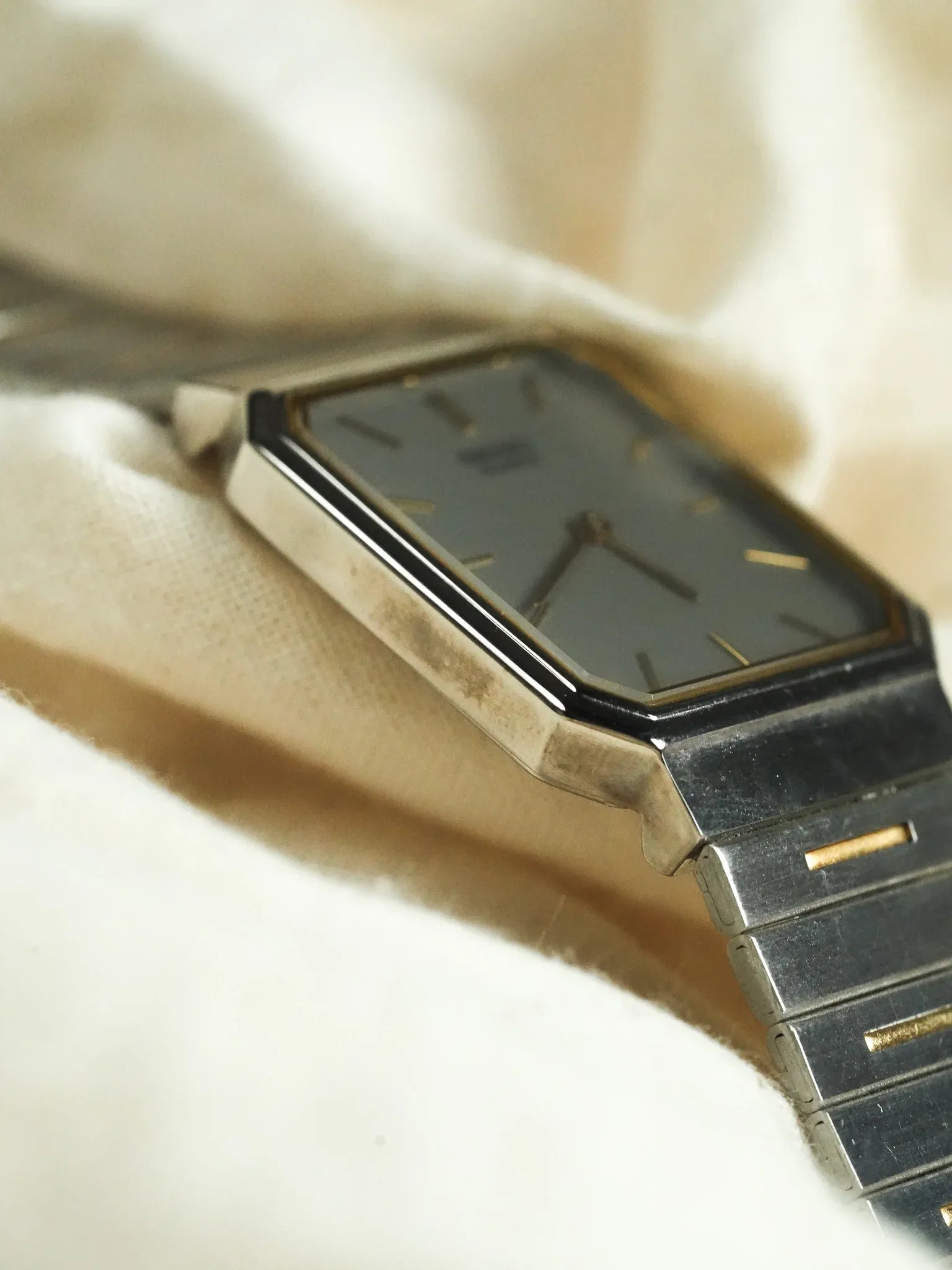 Seiko - Tank Royal Acier Gris Or bracelet intégré - 1997 - Atelier Victor