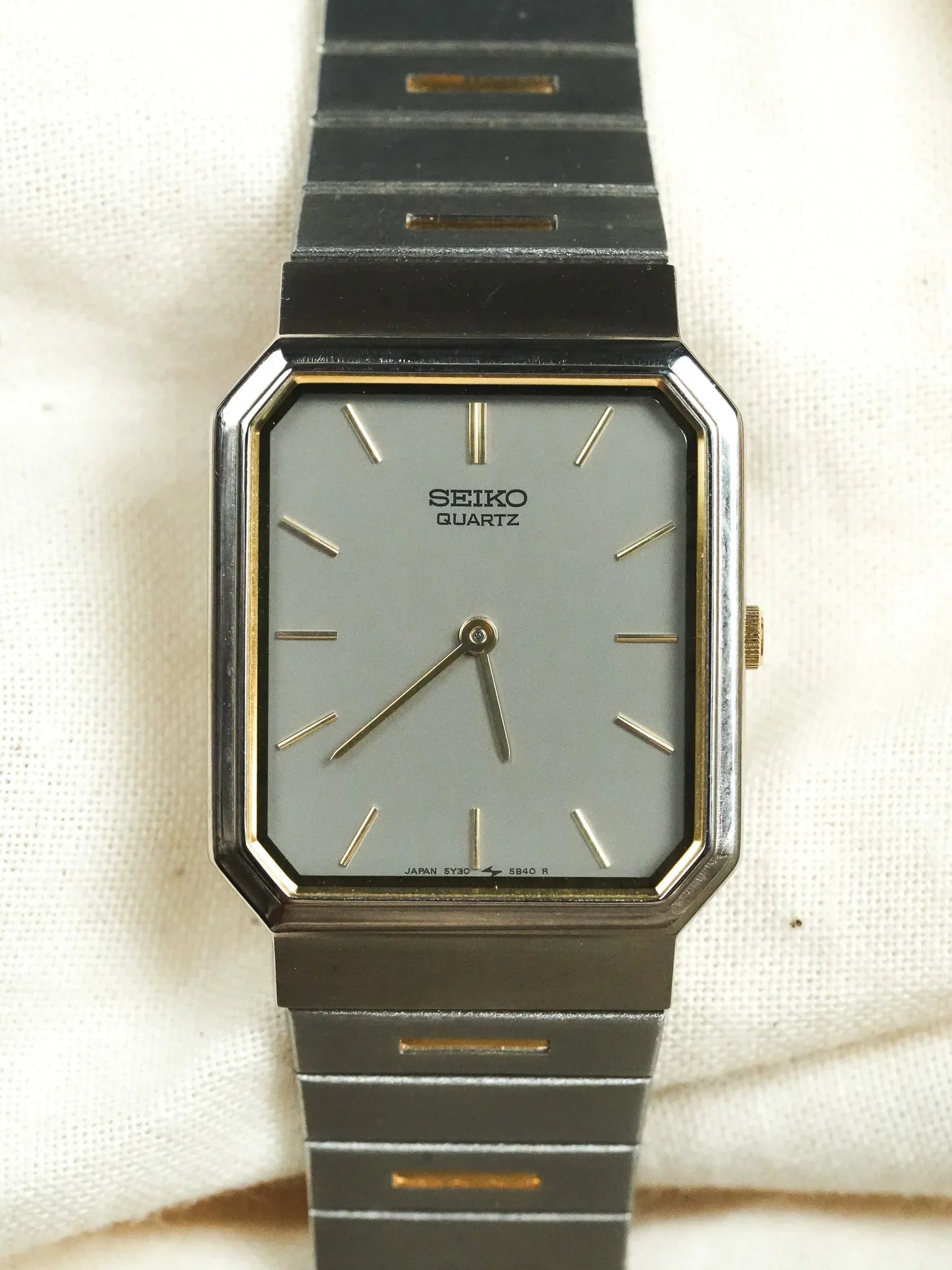 Seiko - Tank Royal Acier Gris Or bracelet intégré - 1997 - Atelier Victor