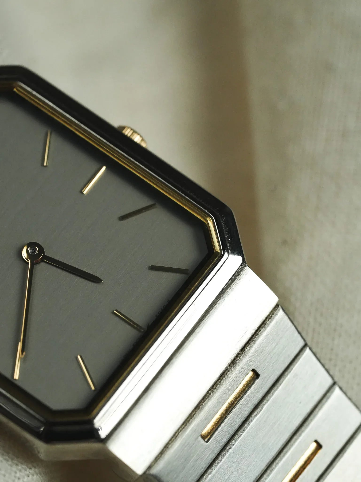 Seiko - Tank Royal Acier Gris Or bracelet intégré - 1997 - Atelier Victor